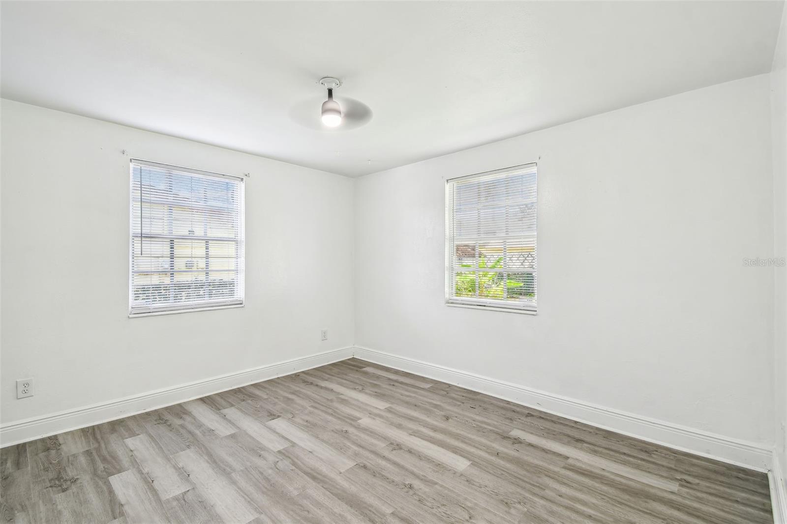 Image 17 of 20 For 1833 Knollwood Drive