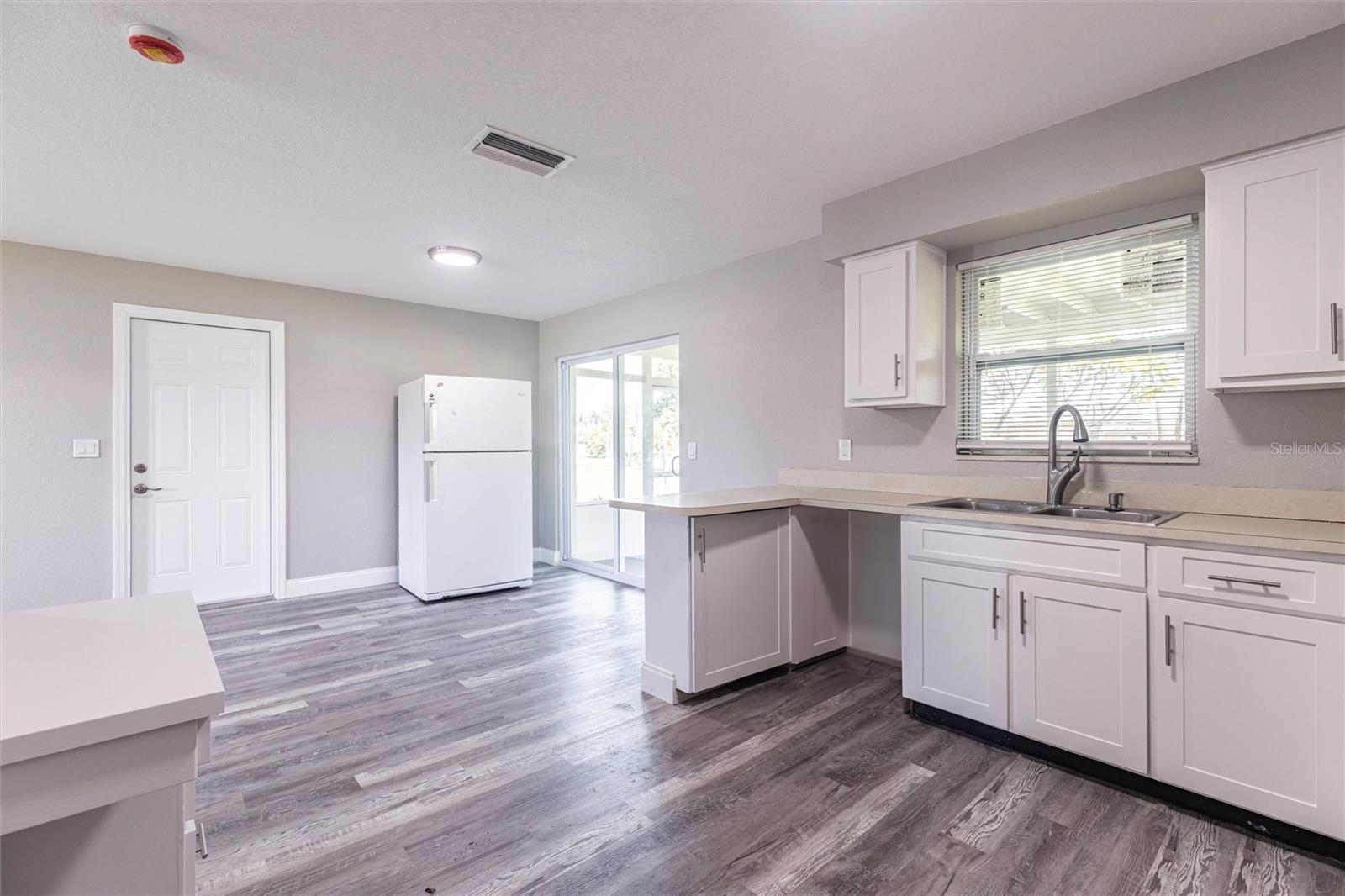Image 9 of 23 For 2207 Woodland Boulevard