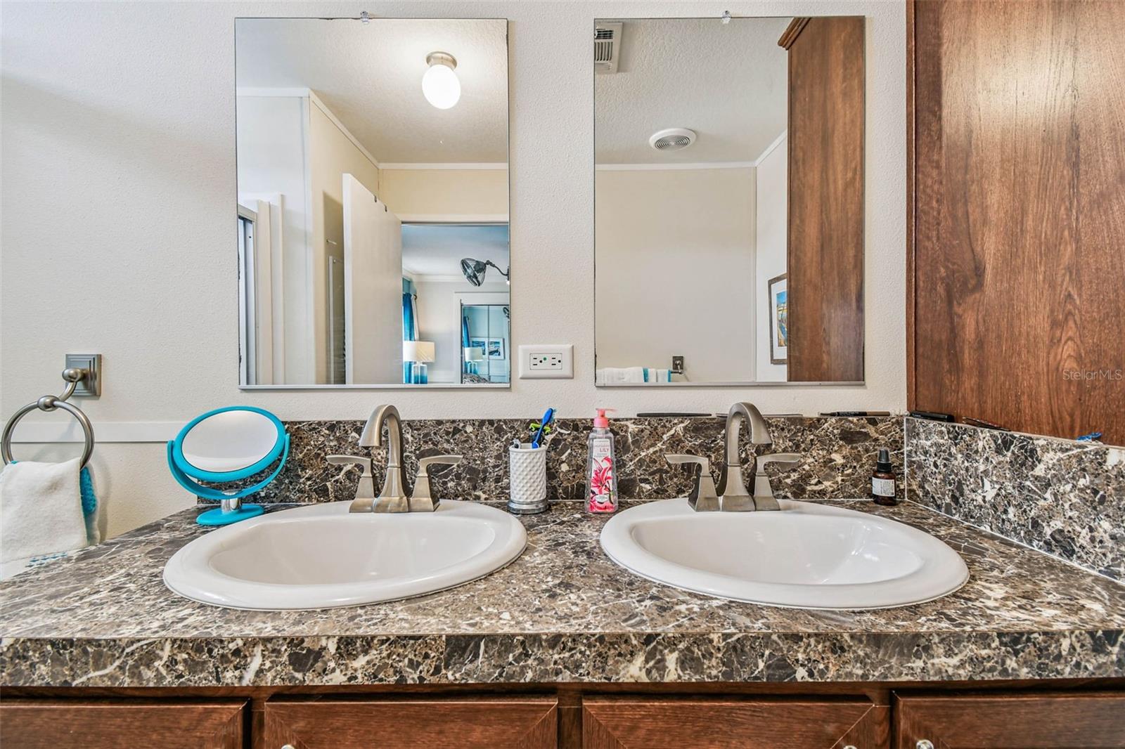 Image 32 of 73 For 12651 Seminole Boulevard 35