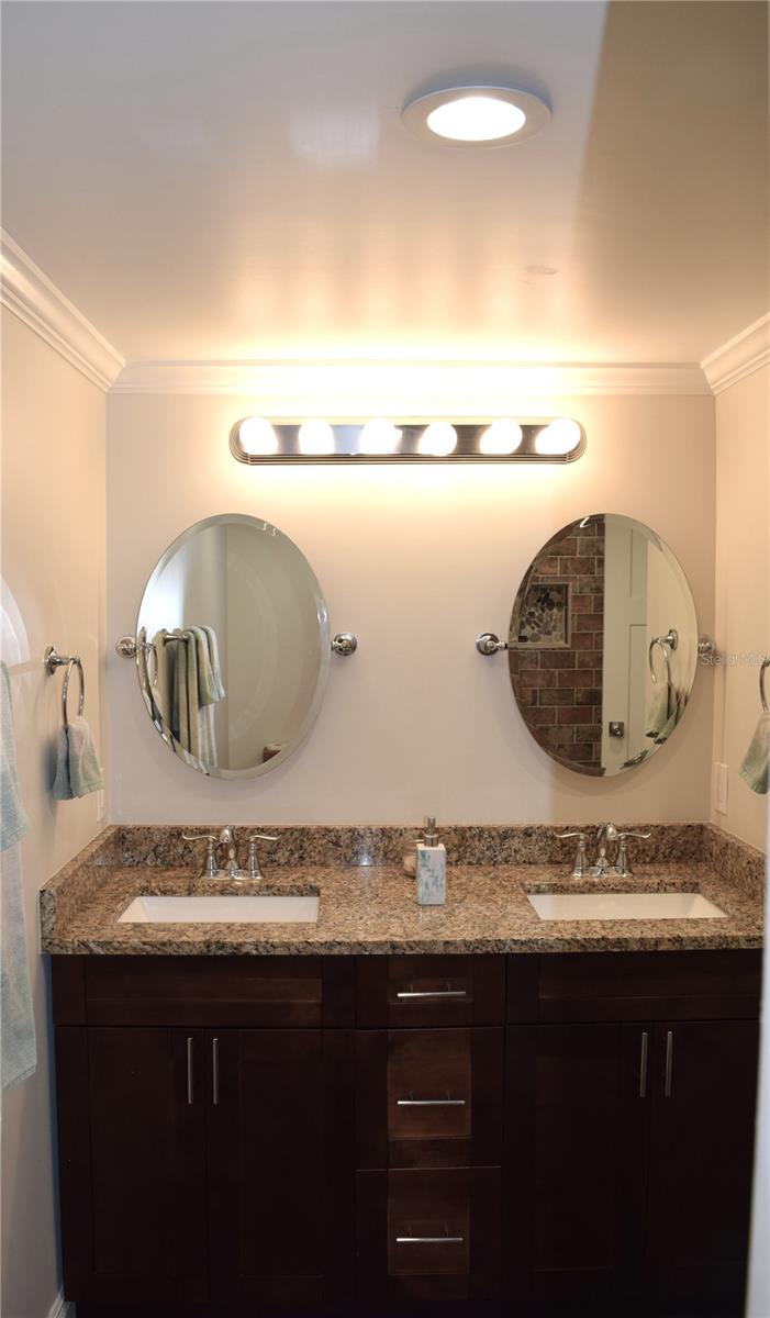 Listing photo id 12 for 12217 Victor Lane