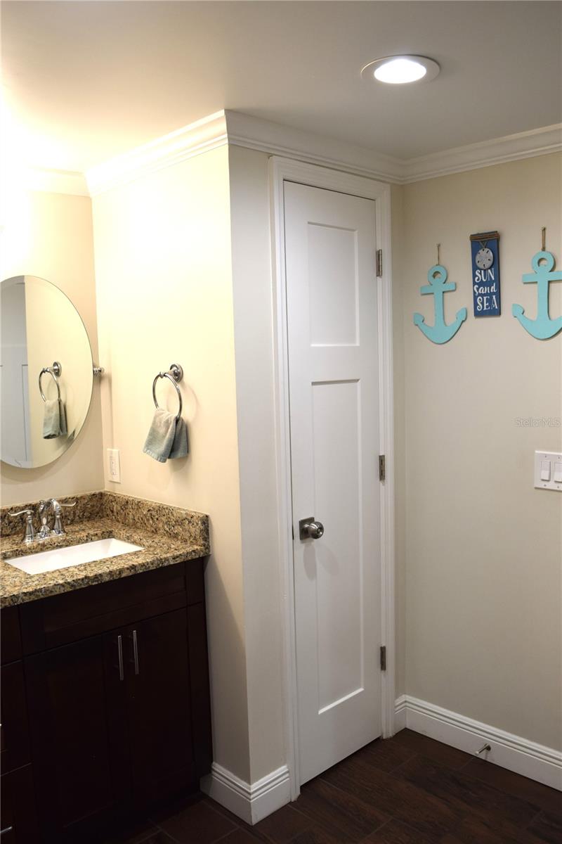 Listing photo id 13 for 12217 Victor Lane