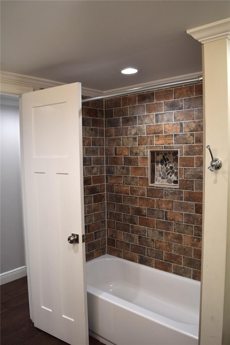 Listing photo id 15 for 12217 Victor Lane