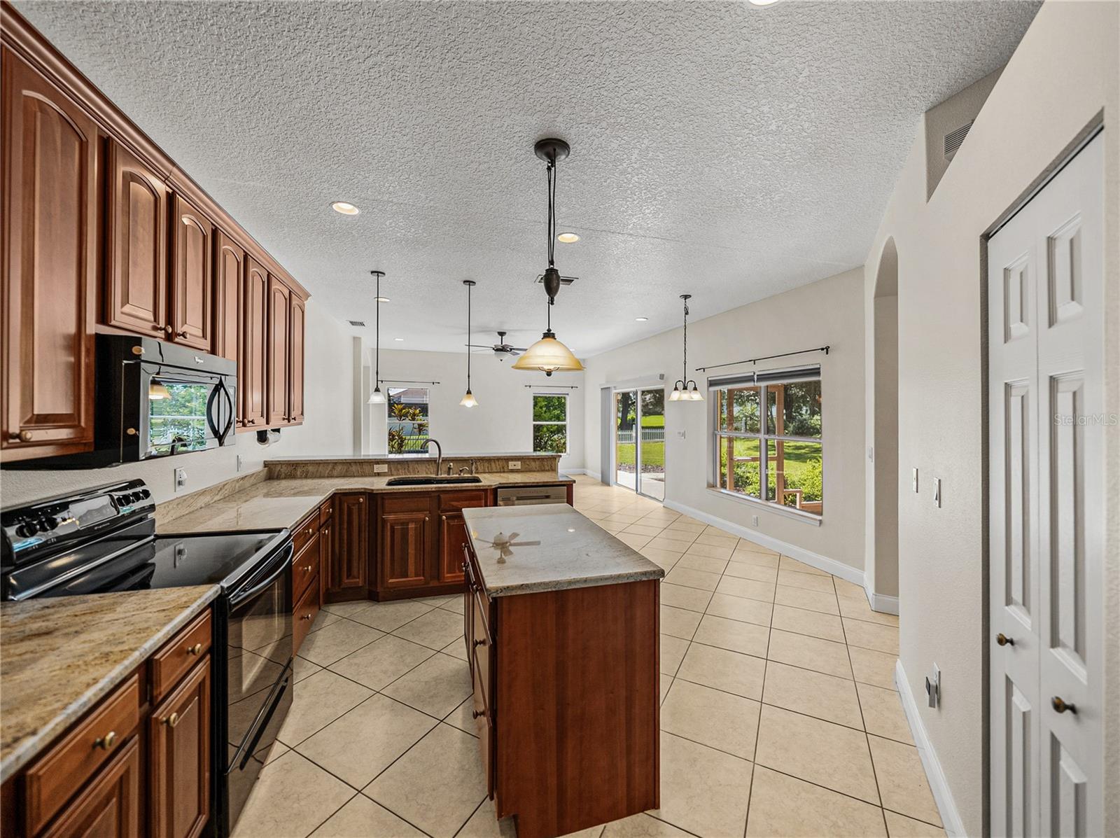 Listing photo id 14 for 11544 Arlhuna Way