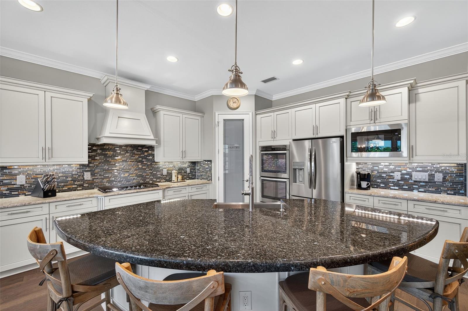 Listing photo id 8 for 4446 Ortona Lane