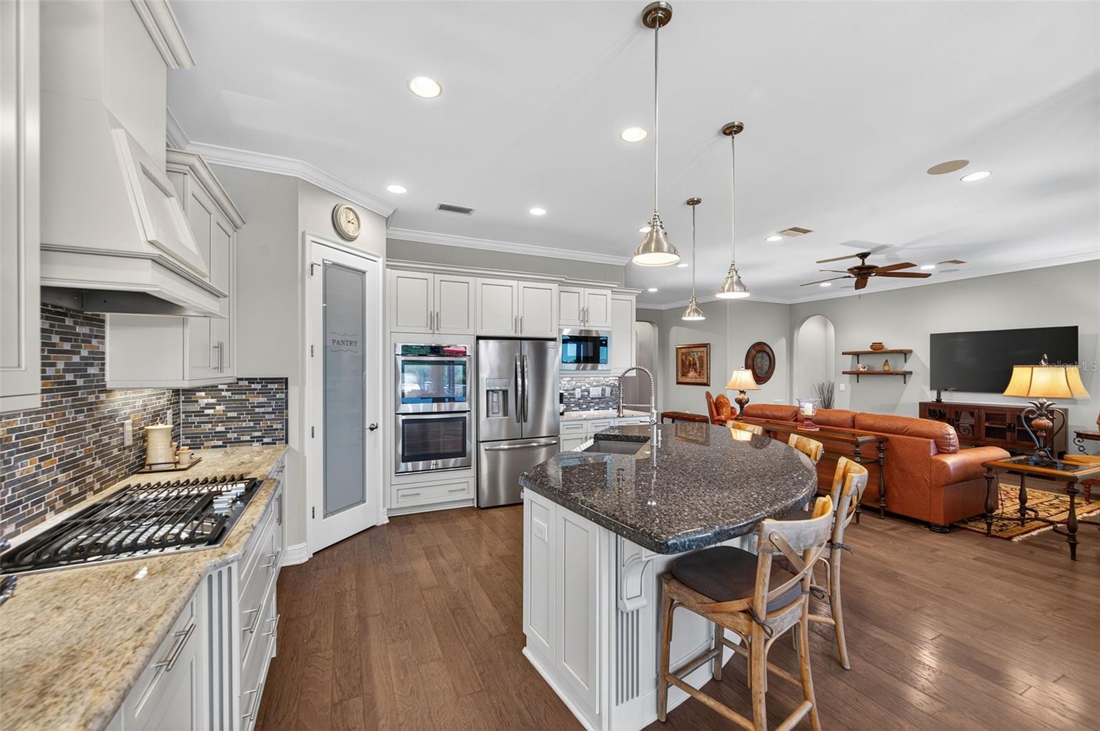Listing photo id 9 for 4446 Ortona Lane