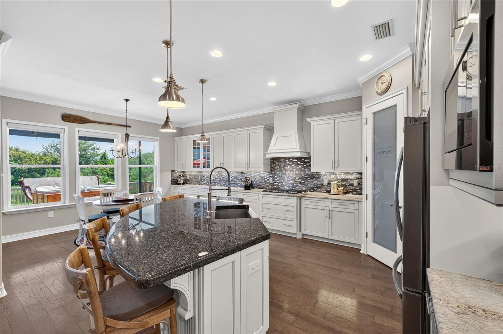 Listing photo id 10 for 4446 Ortona Lane