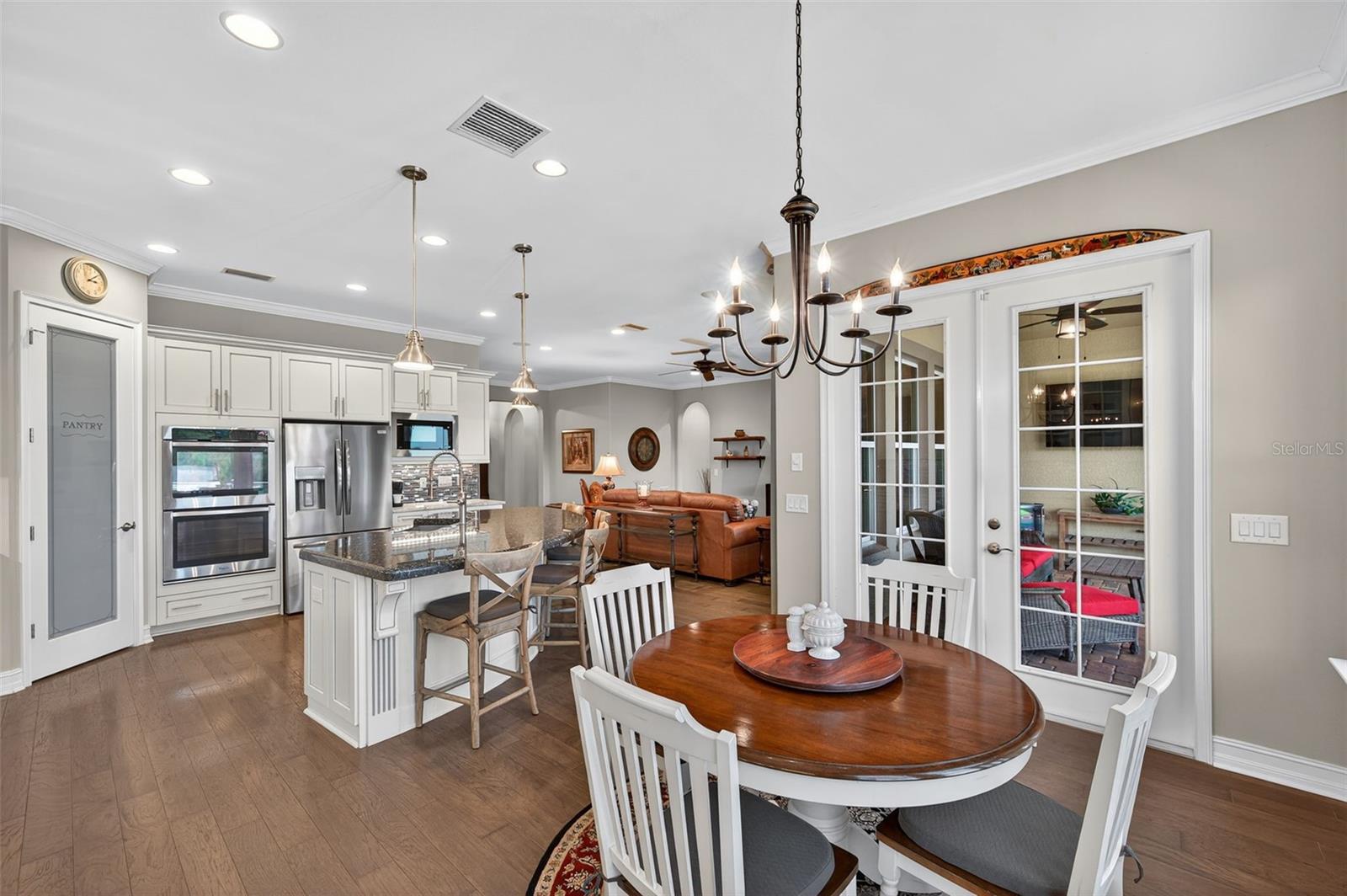 Listing photo id 12 for 4446 Ortona Lane