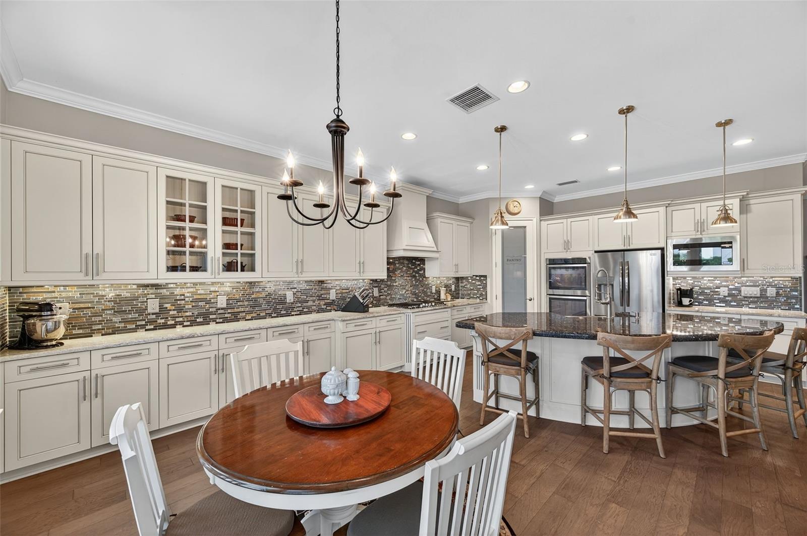 Listing photo id 13 for 4446 Ortona Lane