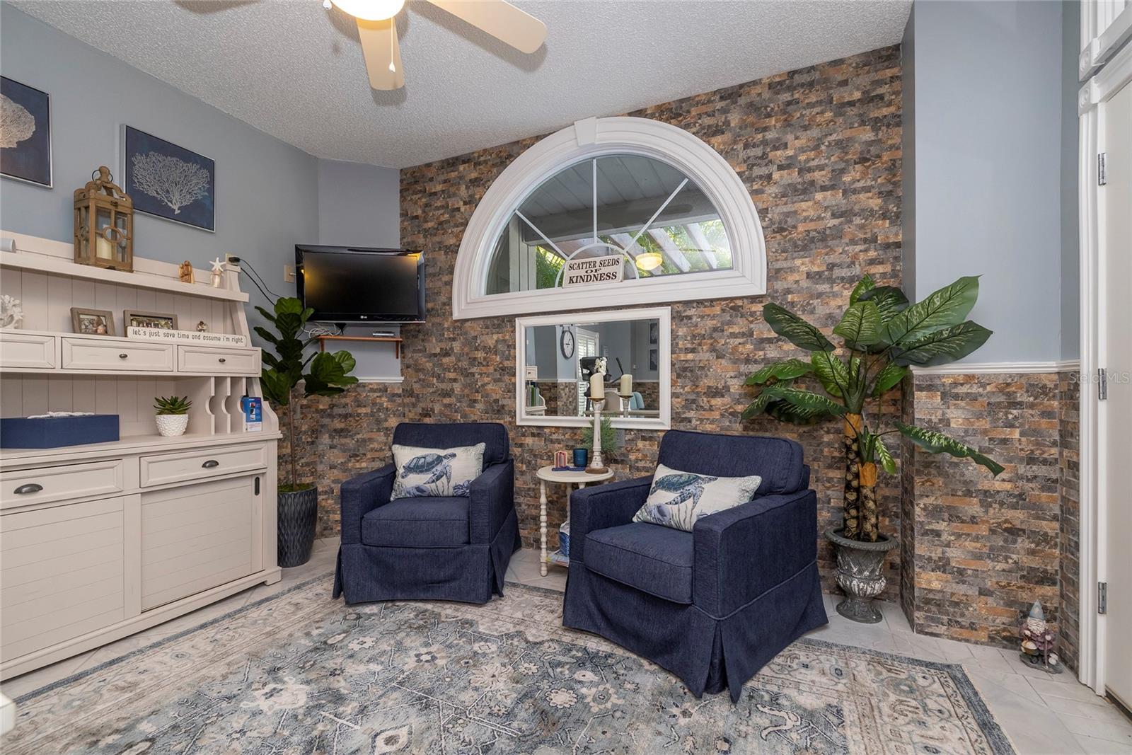 Listing photo id 11 for 761 Soundview Drive