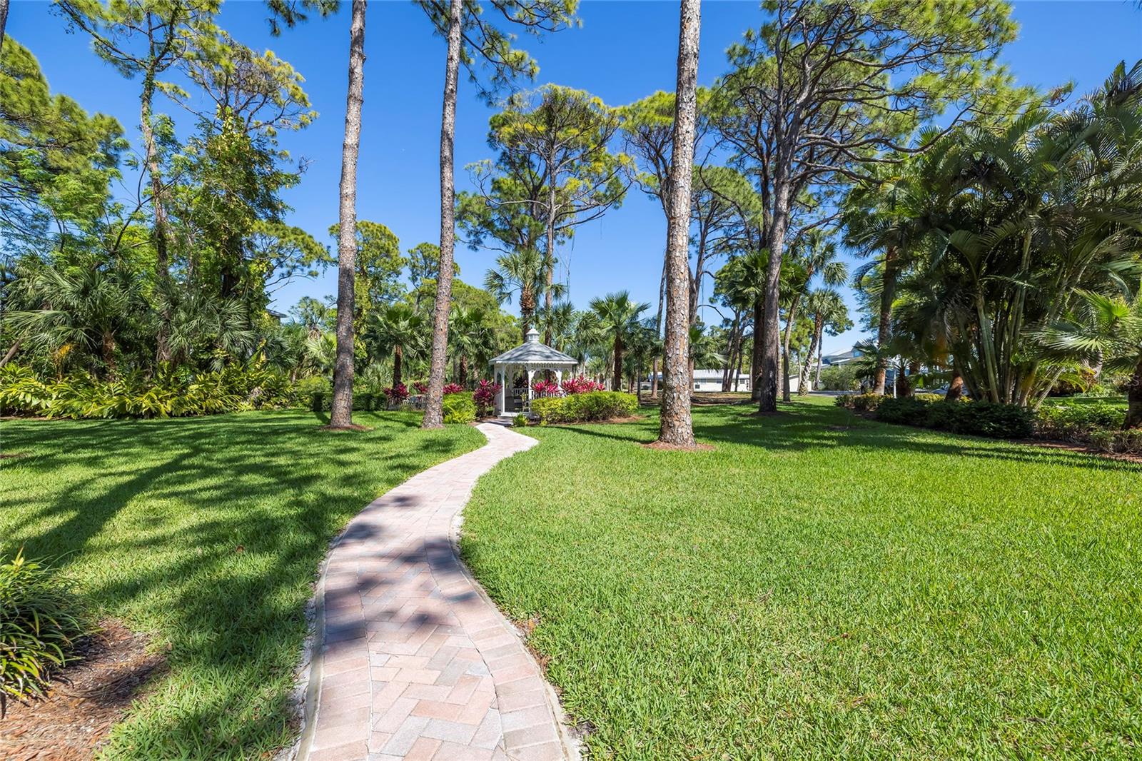 Listing photo id 38 for 761 Soundview Drive