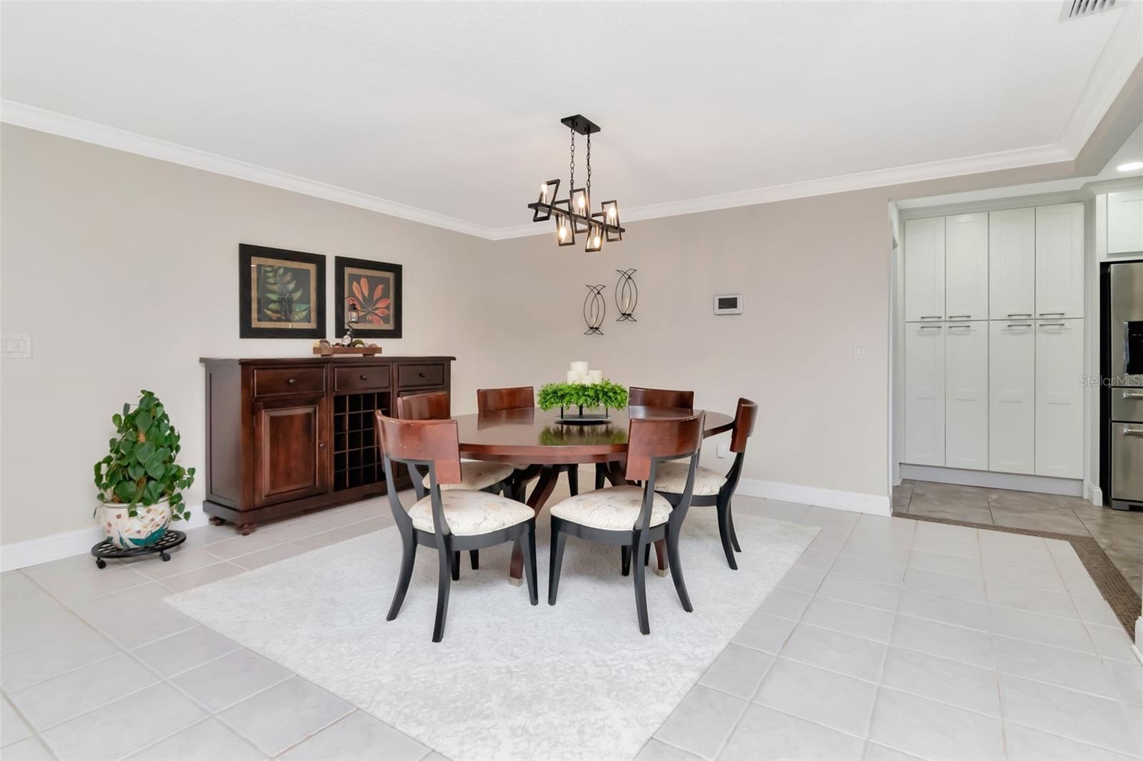 Listing photo id 9 for 3246 Hyde Park Drive