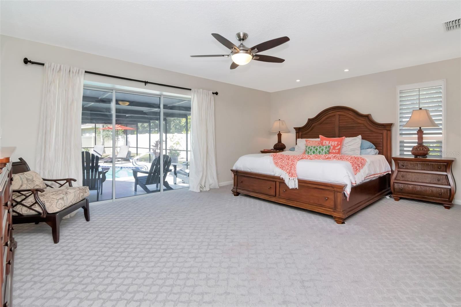 Listing photo id 11 for 3246 Hyde Park Drive