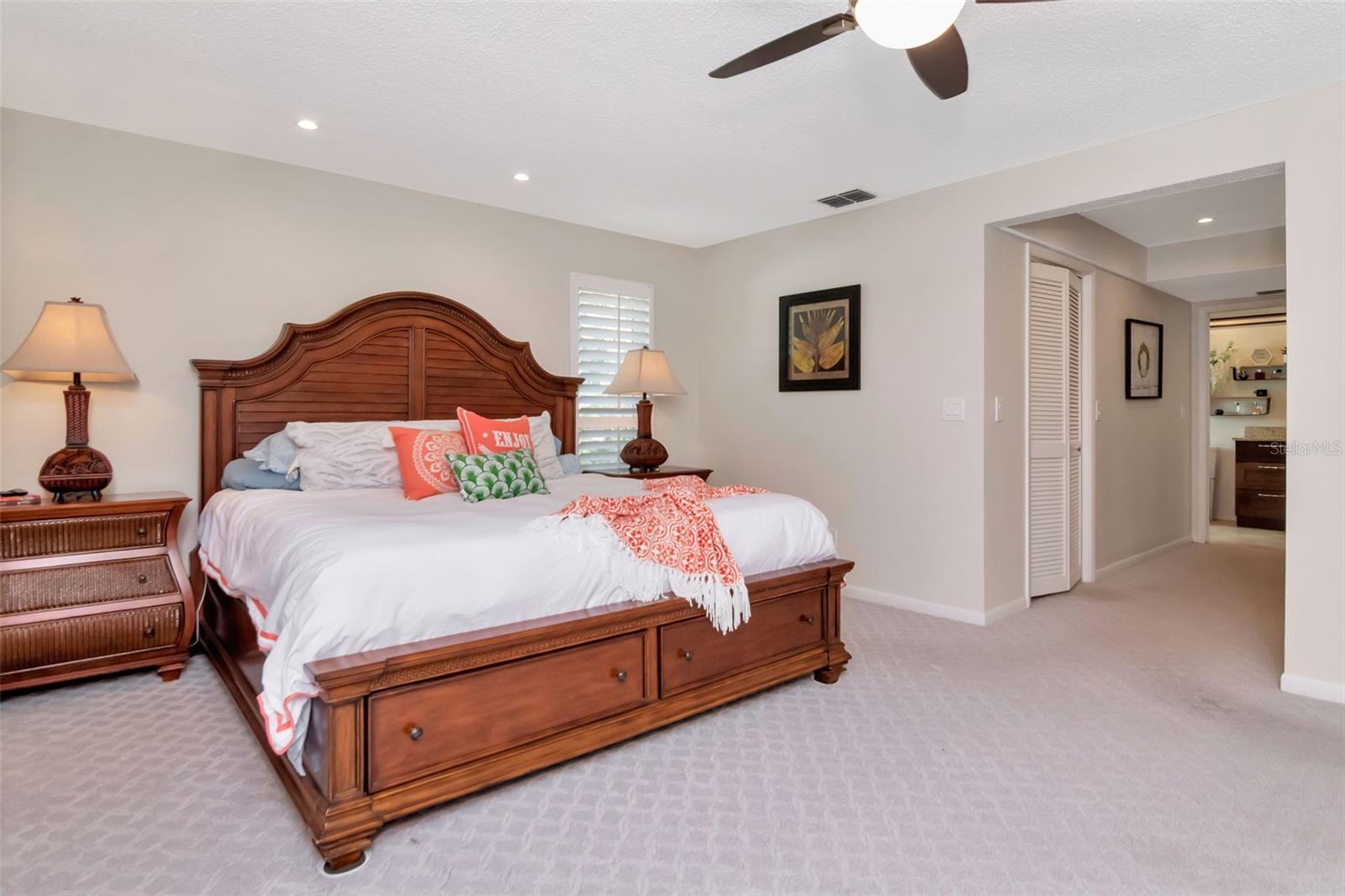 Listing photo id 12 for 3246 Hyde Park Drive