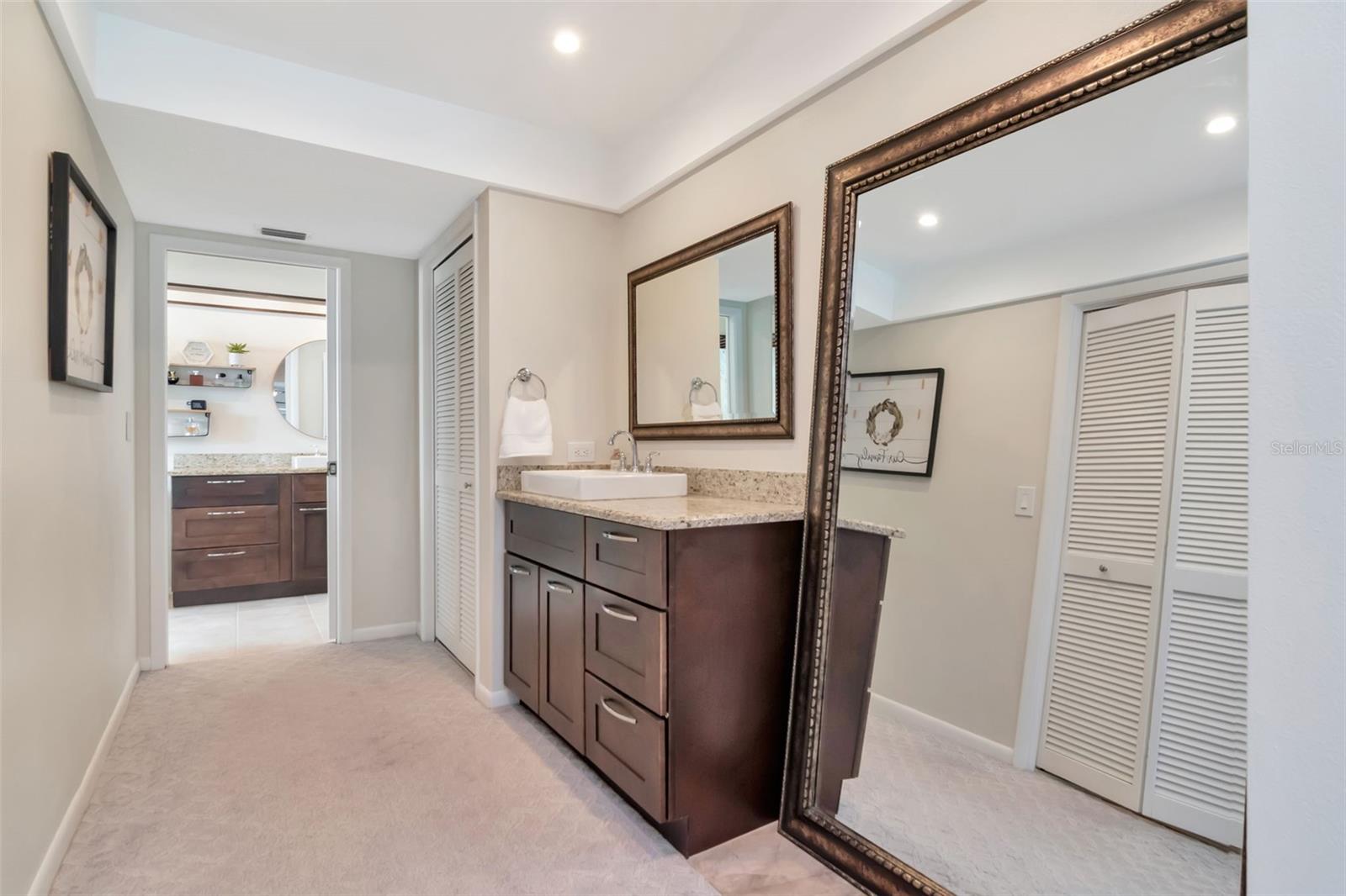 Listing photo id 13 for 3246 Hyde Park Drive