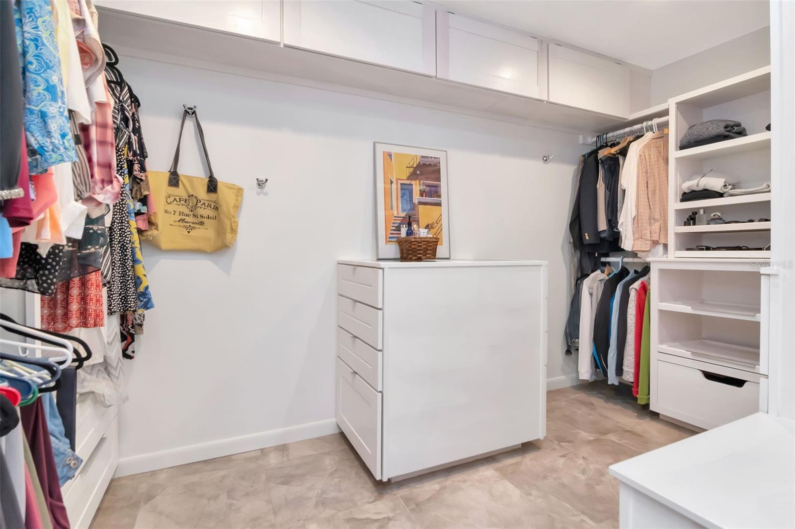 Listing photo id 14 for 3246 Hyde Park Drive