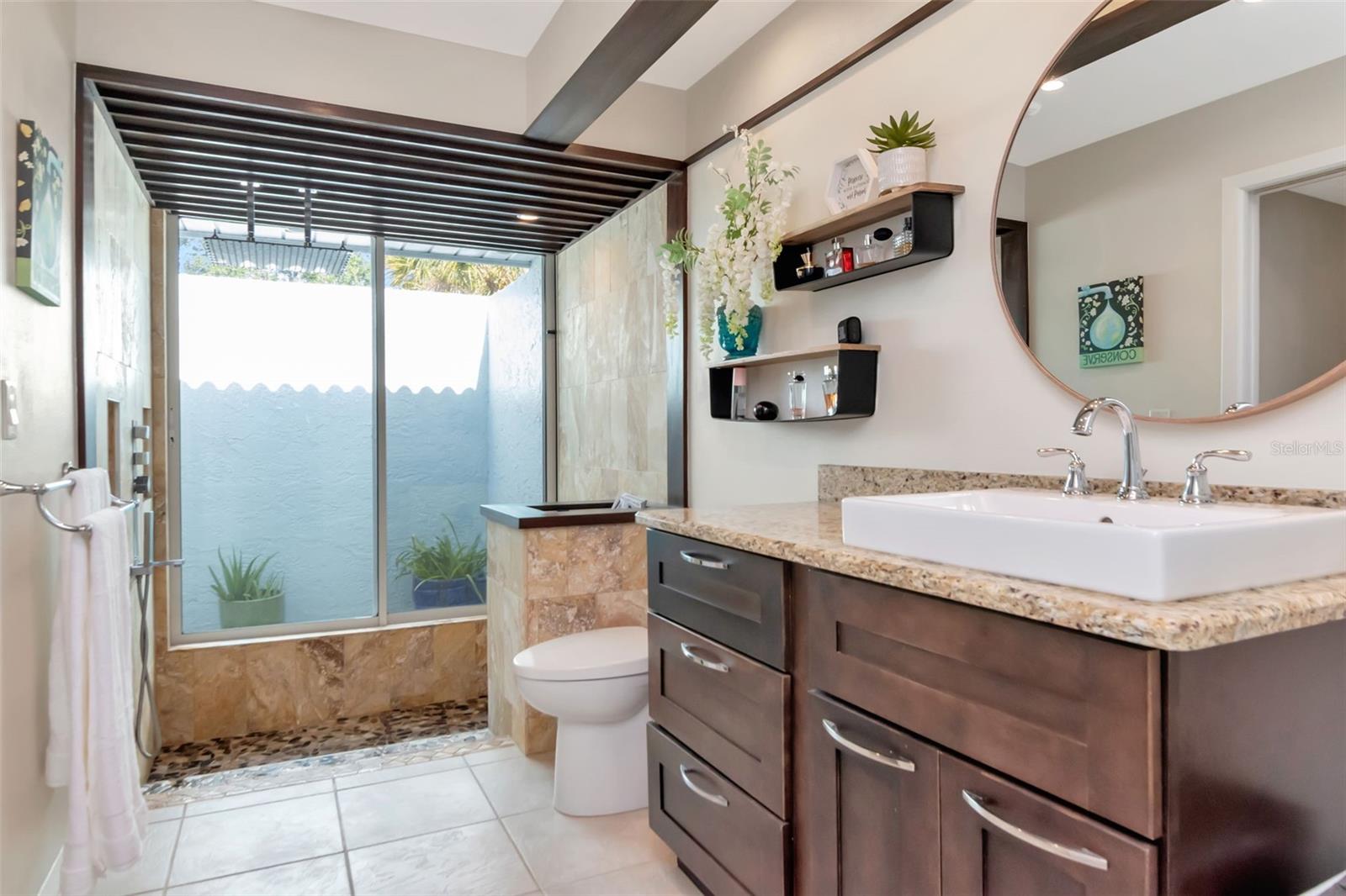 Listing photo id 15 for 3246 Hyde Park Drive