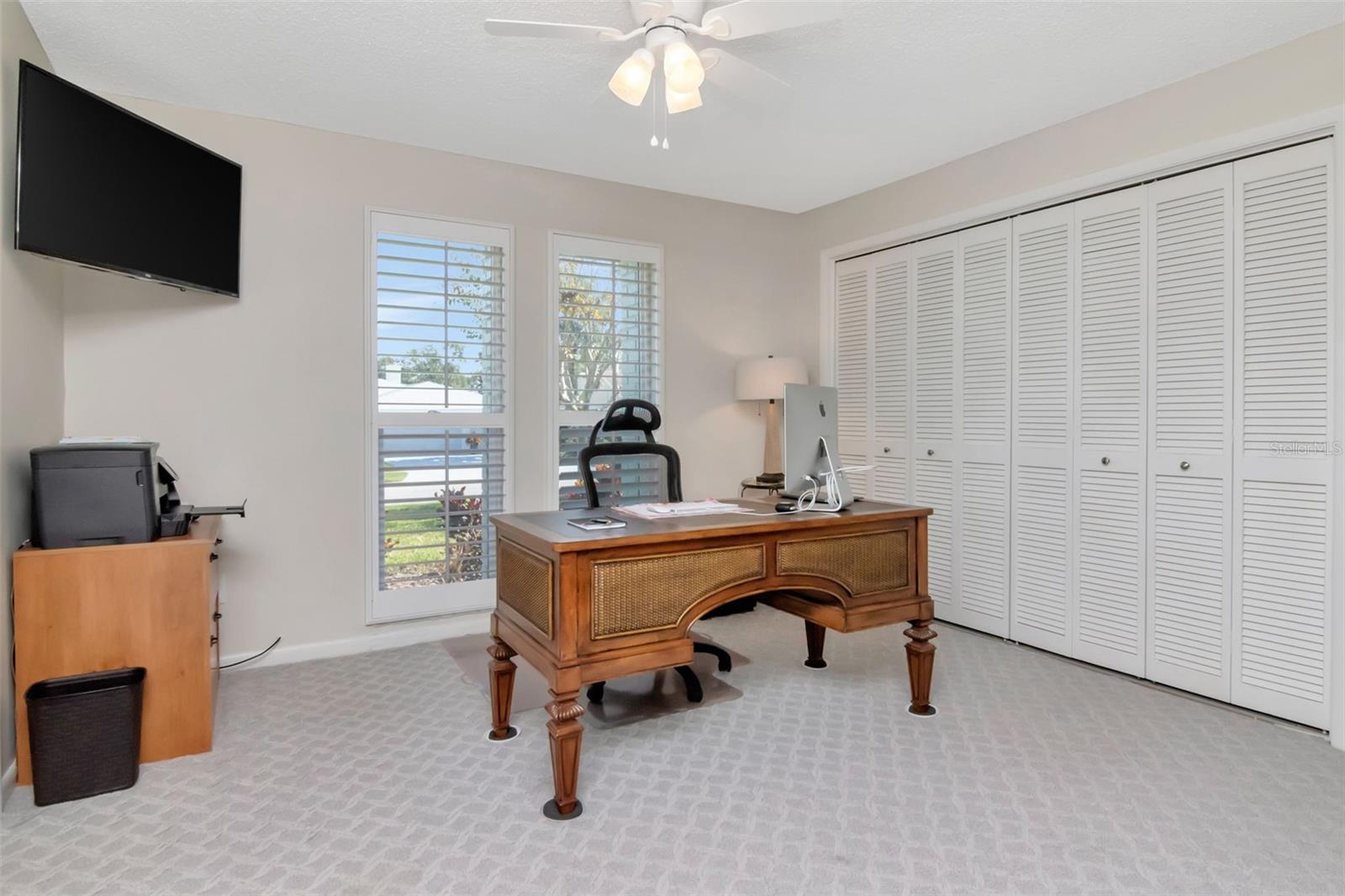 Listing photo id 17 for 3246 Hyde Park Drive