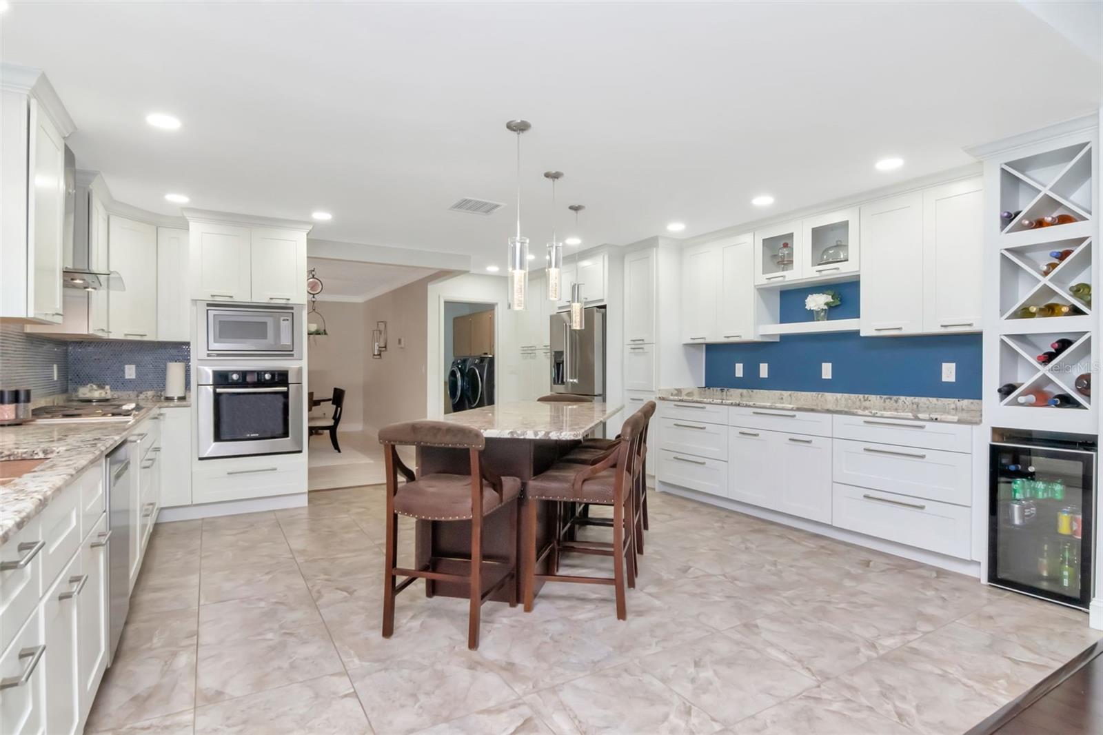 Listing photo id 18 for 3246 Hyde Park Drive