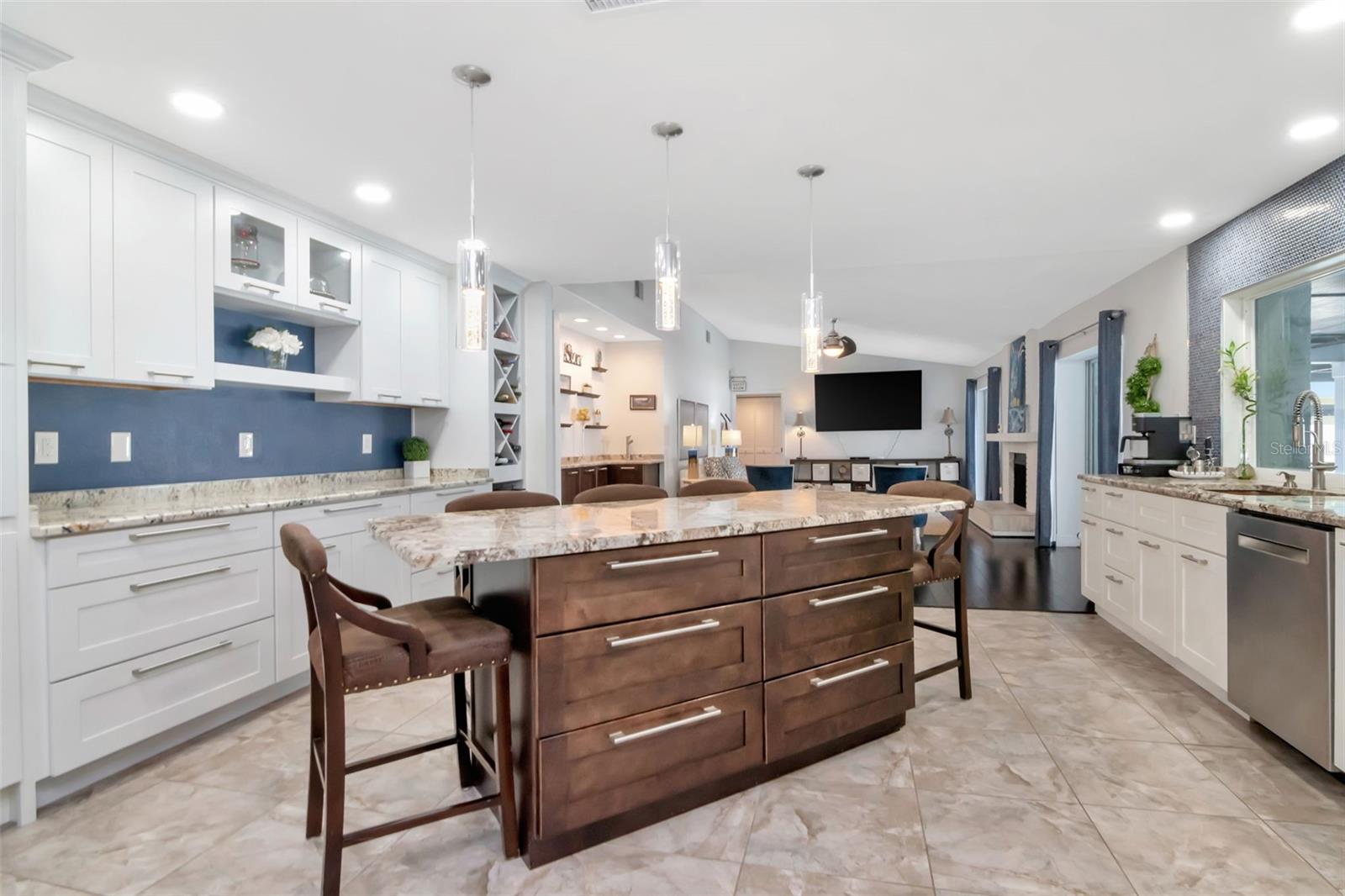 Listing photo id 19 for 3246 Hyde Park Drive