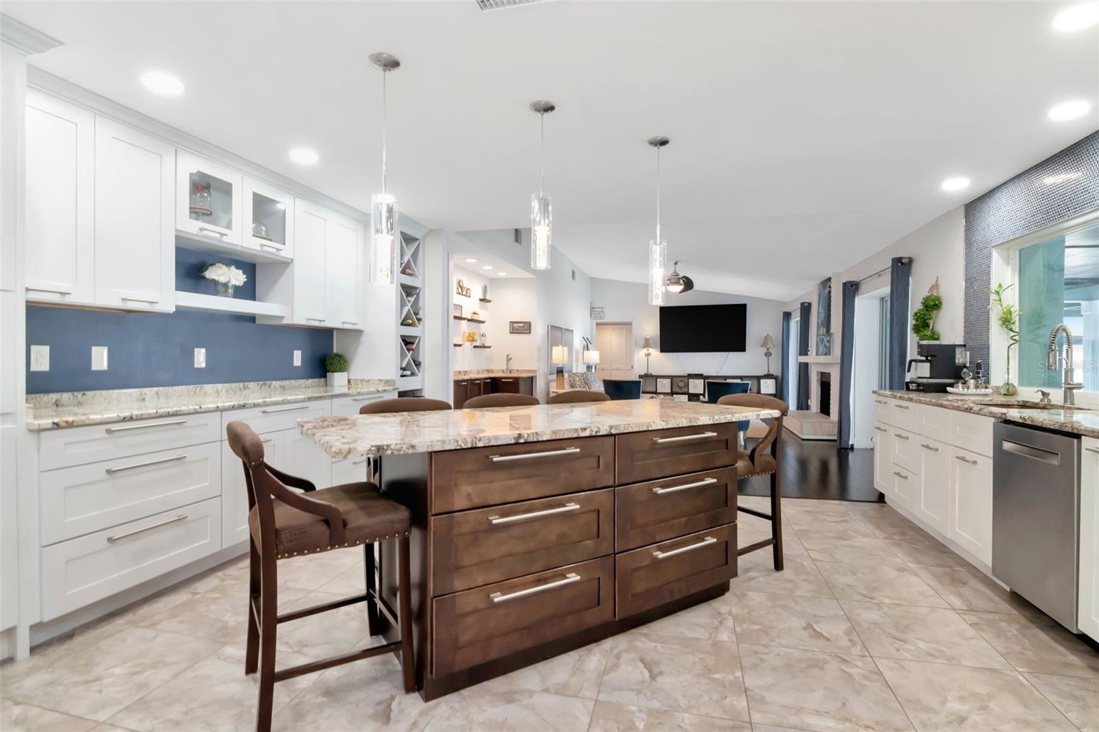 Listing photo id 25 for 3246 Hyde Park Drive