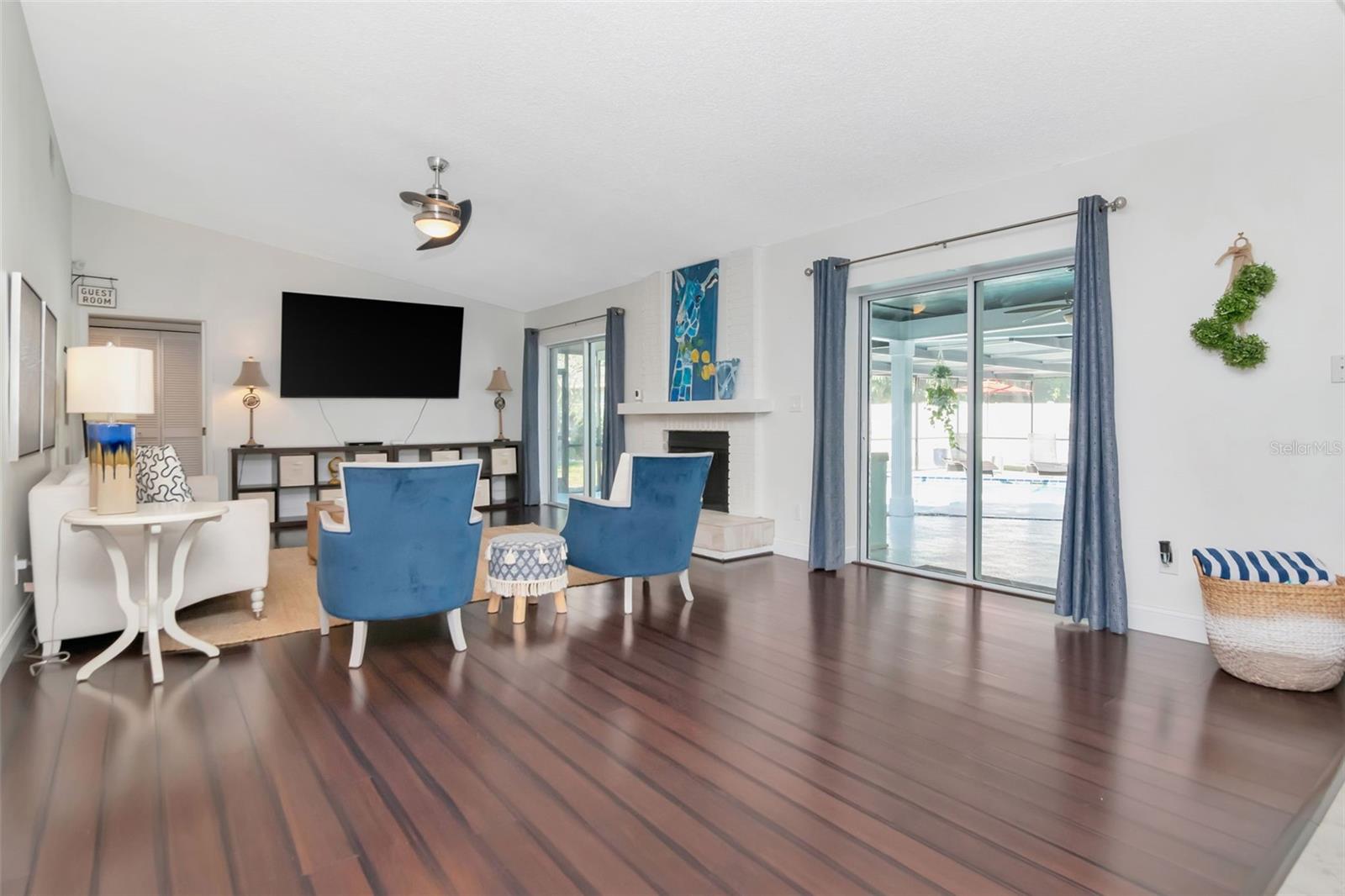 Listing photo id 27 for 3246 Hyde Park Drive