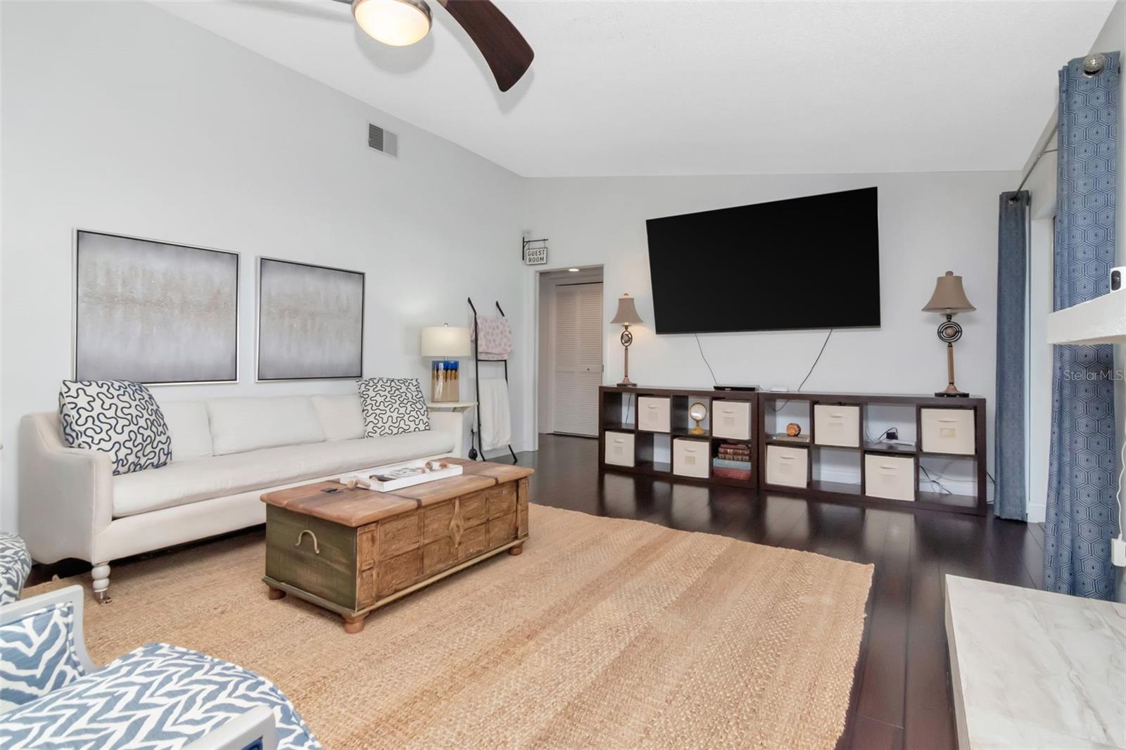 Listing photo id 28 for 3246 Hyde Park Drive