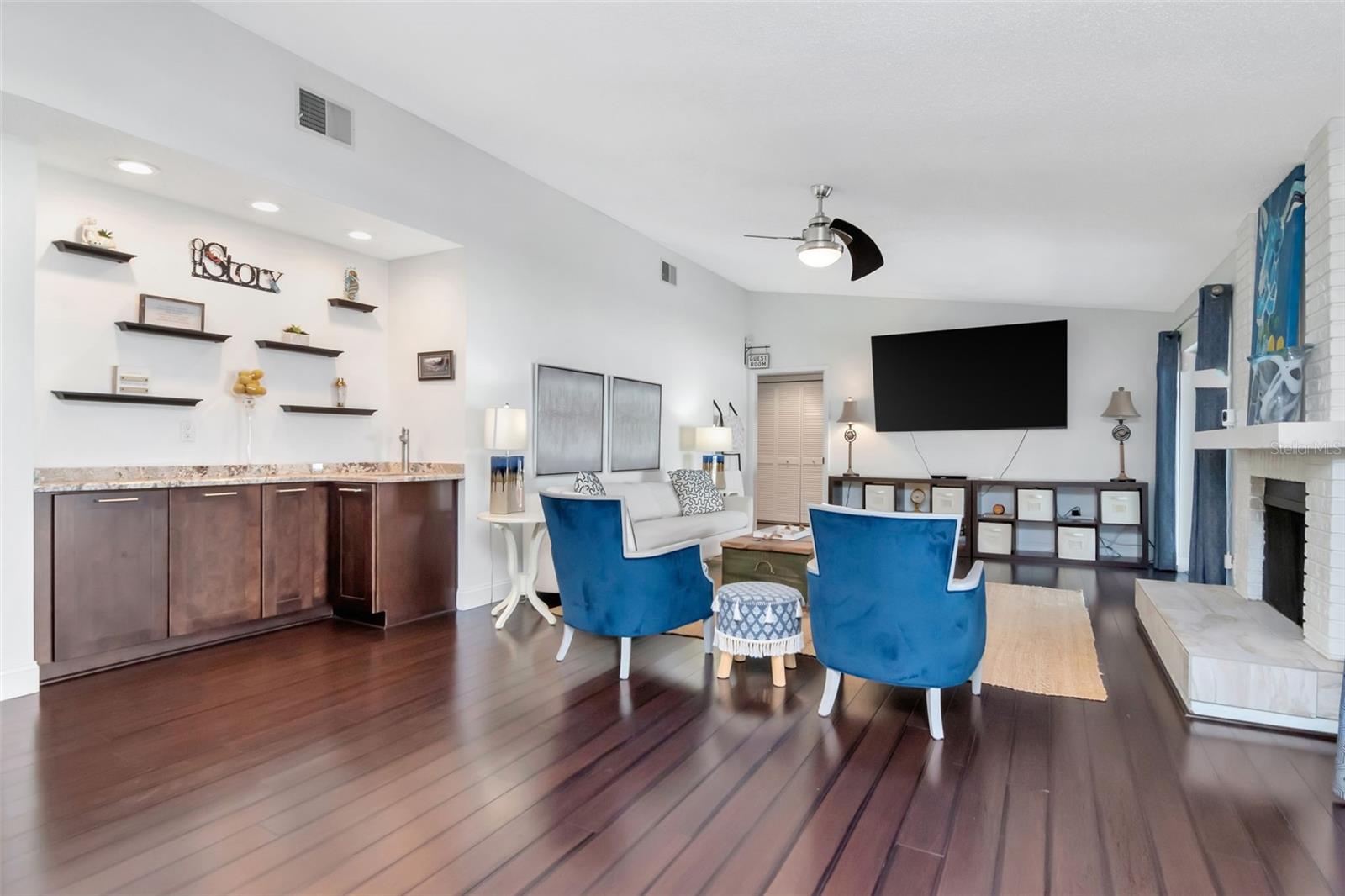 Listing photo id 31 for 3246 Hyde Park Drive