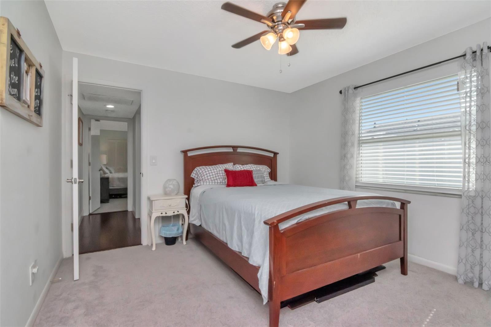 Listing photo id 36 for 3246 Hyde Park Drive