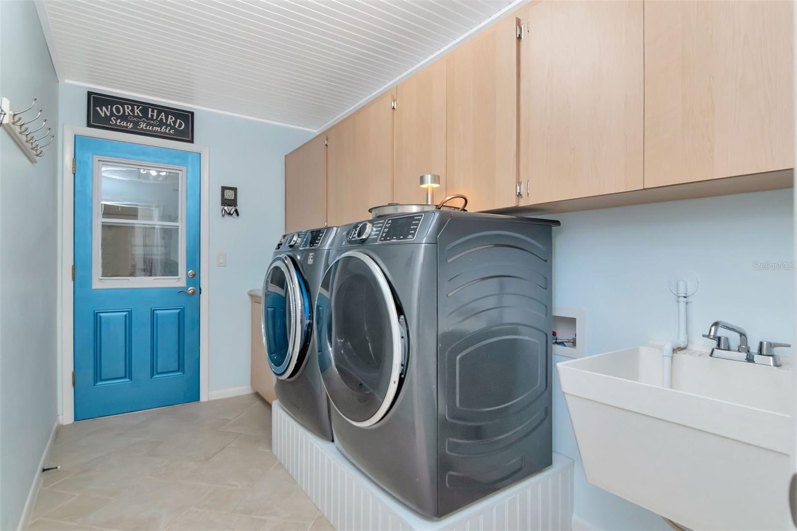 Listing photo id 38 for 3246 Hyde Park Drive