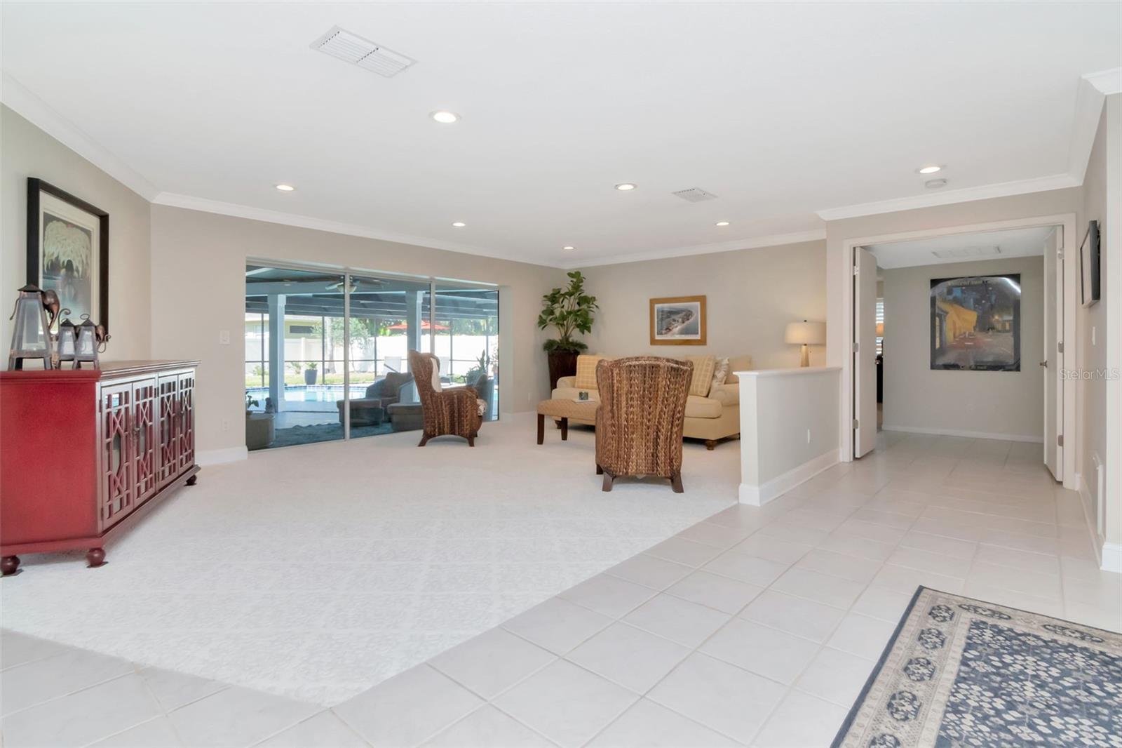 Listing photo id 3 for 3246 Hyde Park Drive