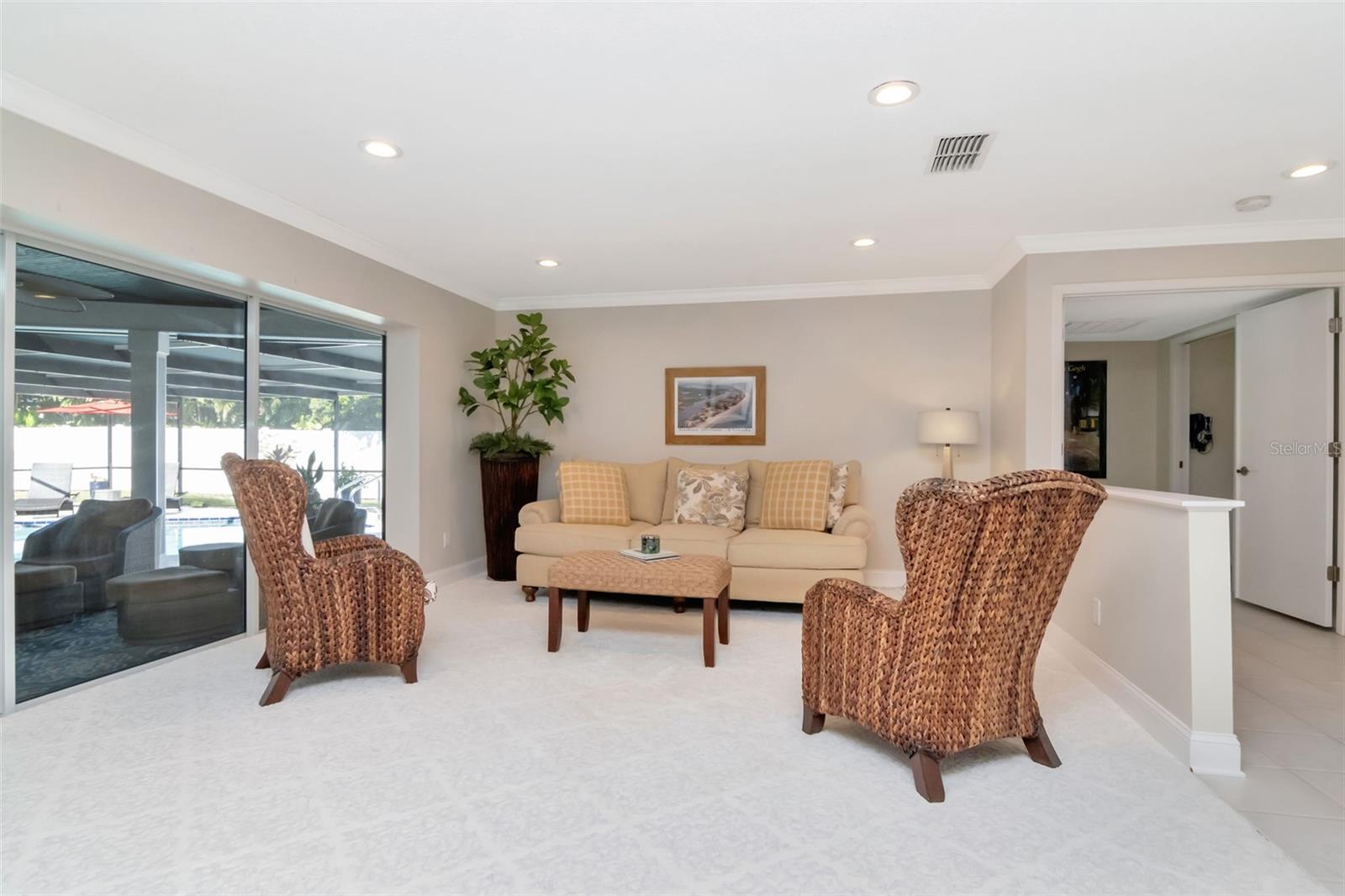 Listing photo id 4 for 3246 Hyde Park Drive