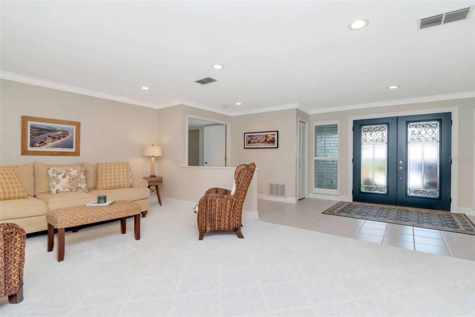 Listing photo id 5 for 3246 Hyde Park Drive