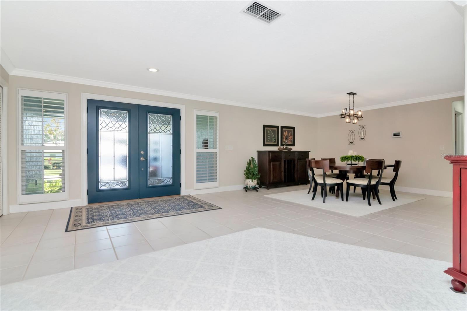 Listing photo id 6 for 3246 Hyde Park Drive