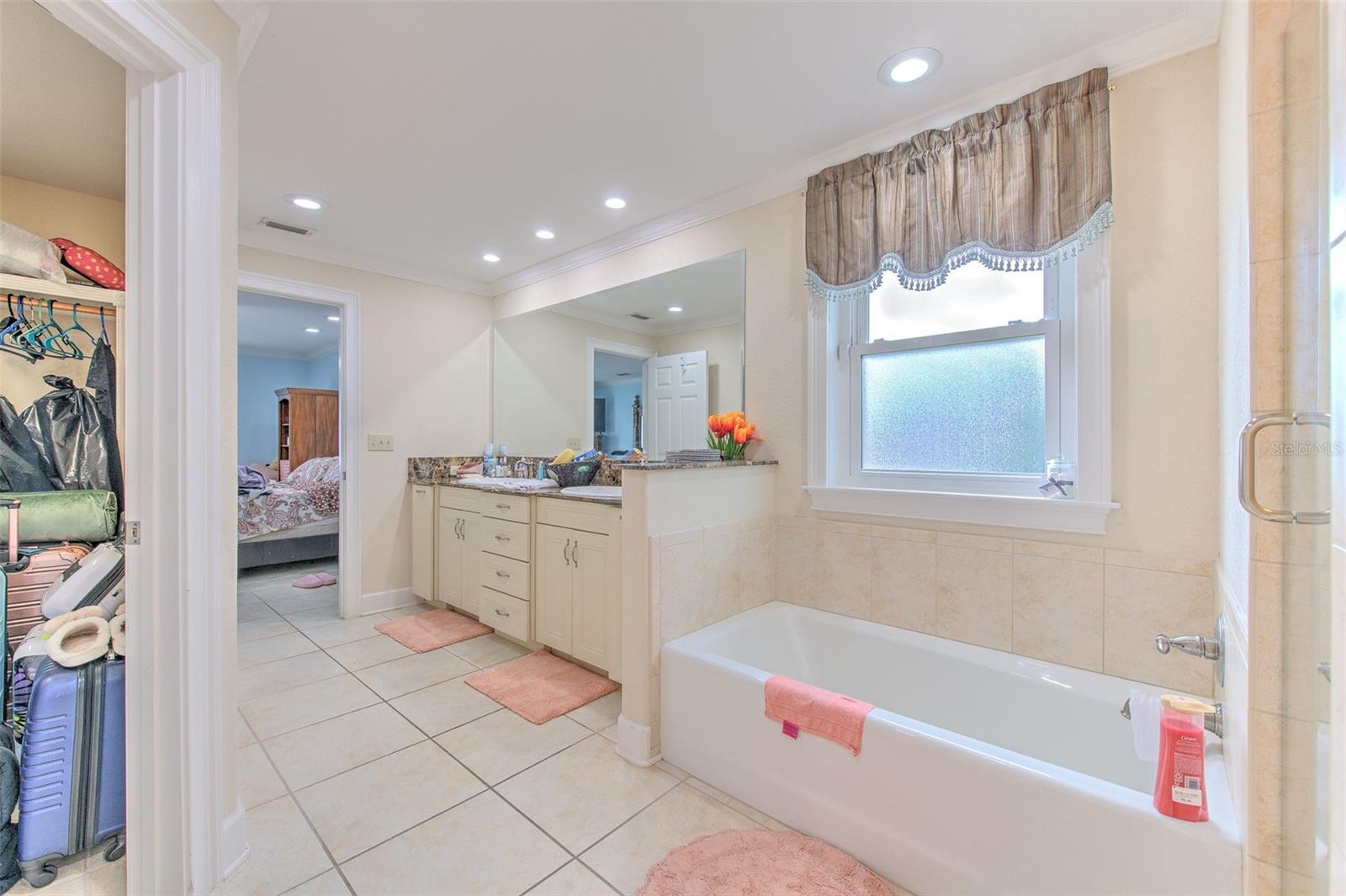 Image 12 of 49 For 2515 Parkland Drive