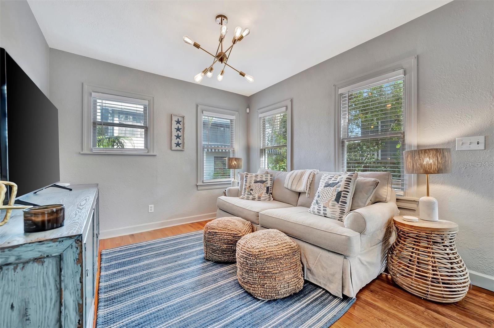 Image 17 of 80 For 421 11th Avenue Ne