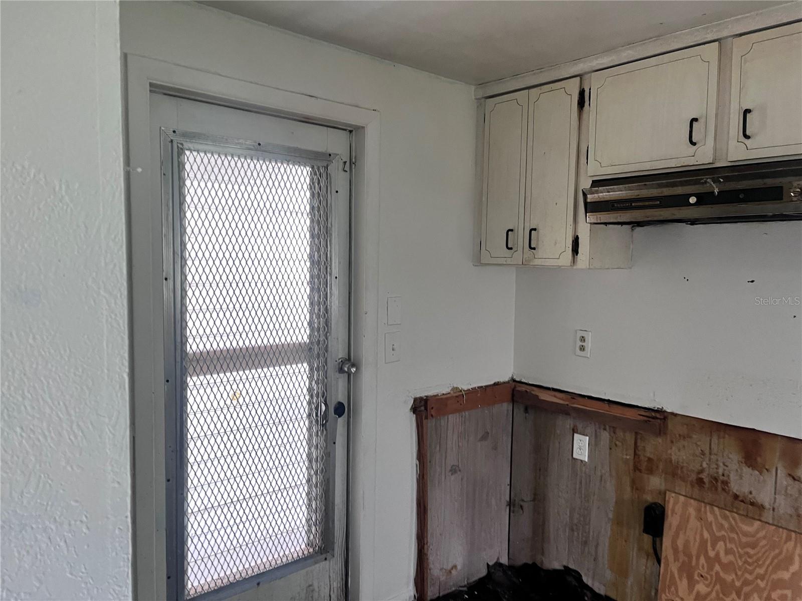 Image 21 of 29 For 8701 Willow Avenue