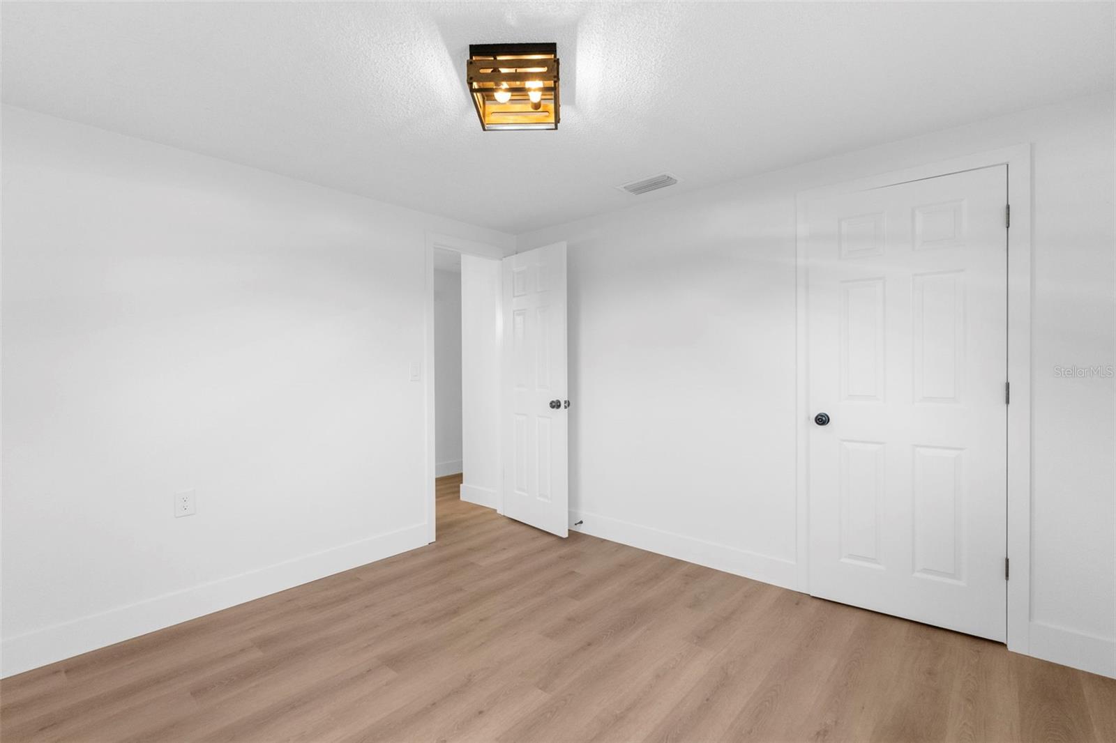 Listing photo id 15 for 5130 Chime Way