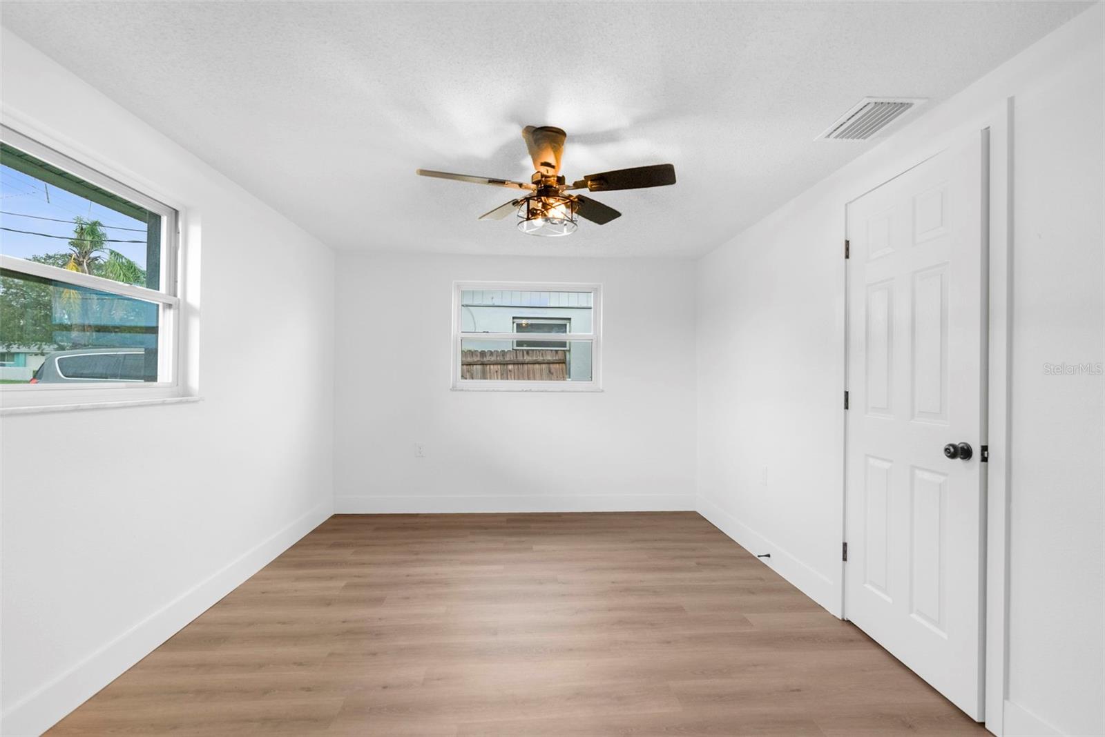 Listing photo id 18 for 5130 Chime Way