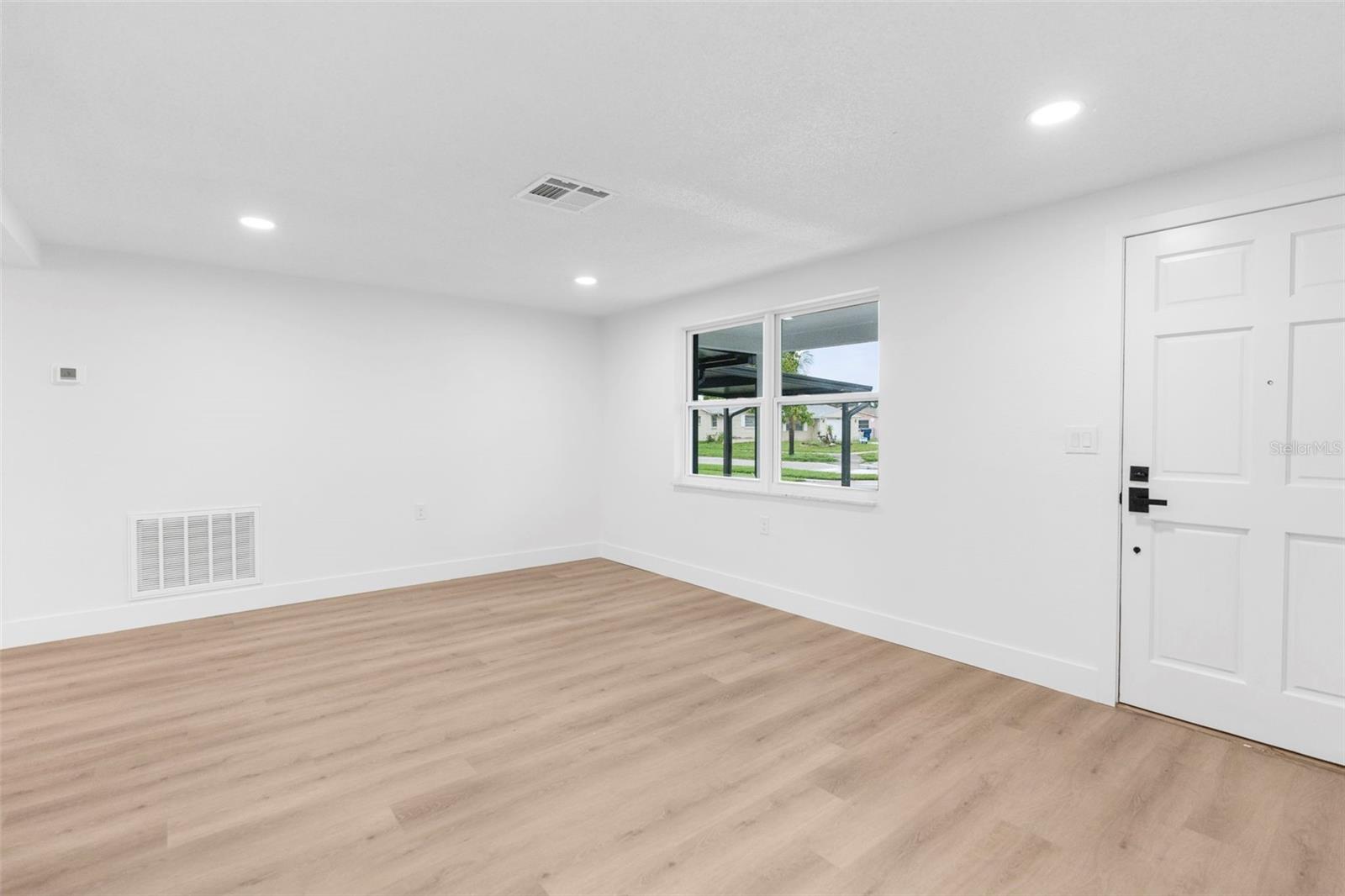 Listing photo id 3 for 5130 Chime Way