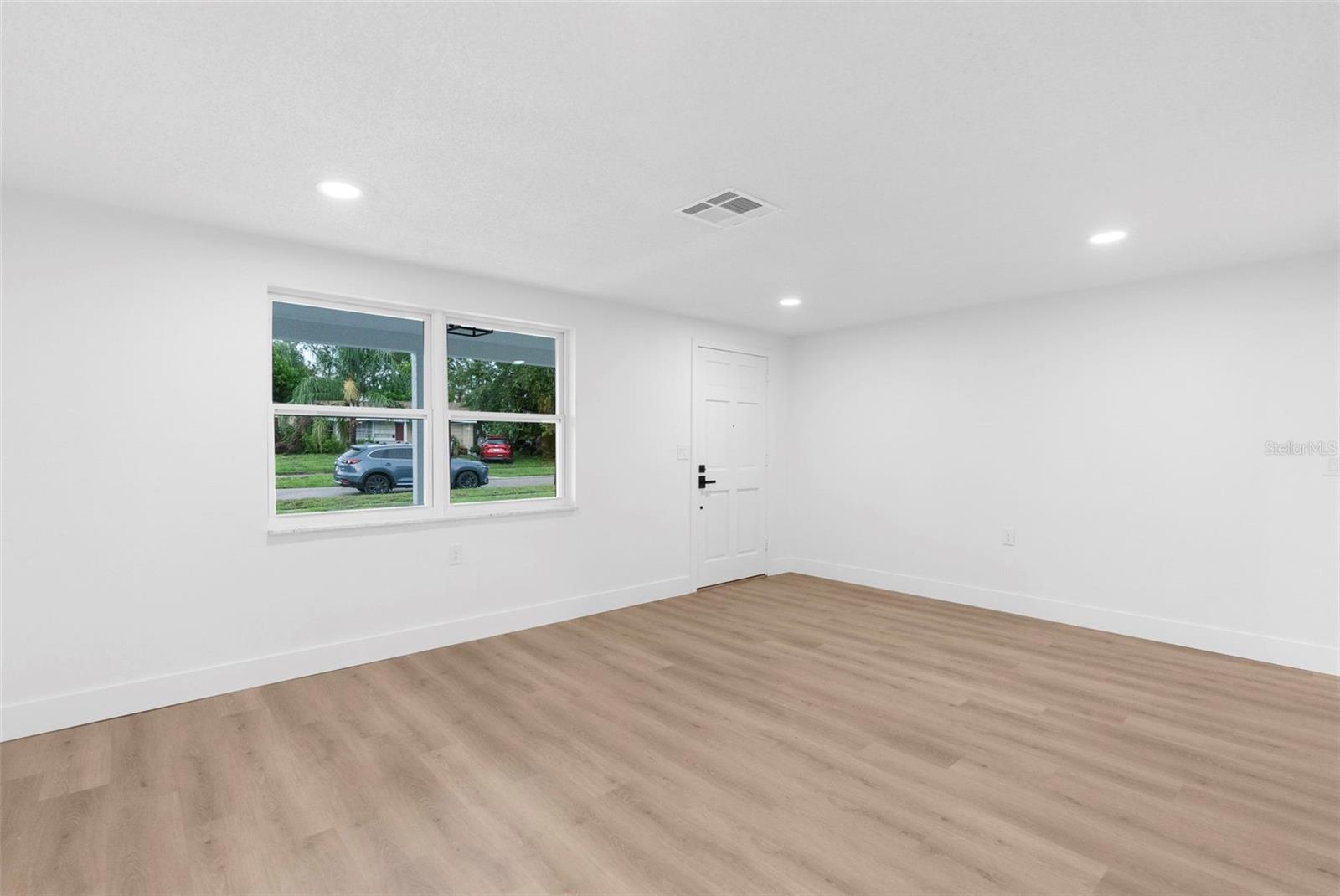 Listing photo id 4 for 5130 Chime Way