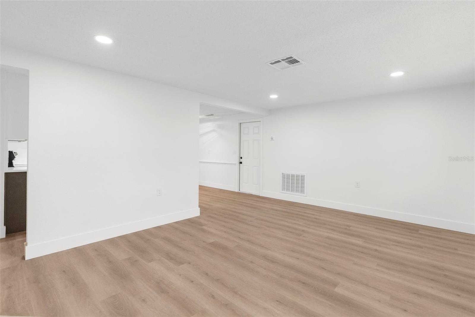 Listing photo id 5 for 5130 Chime Way