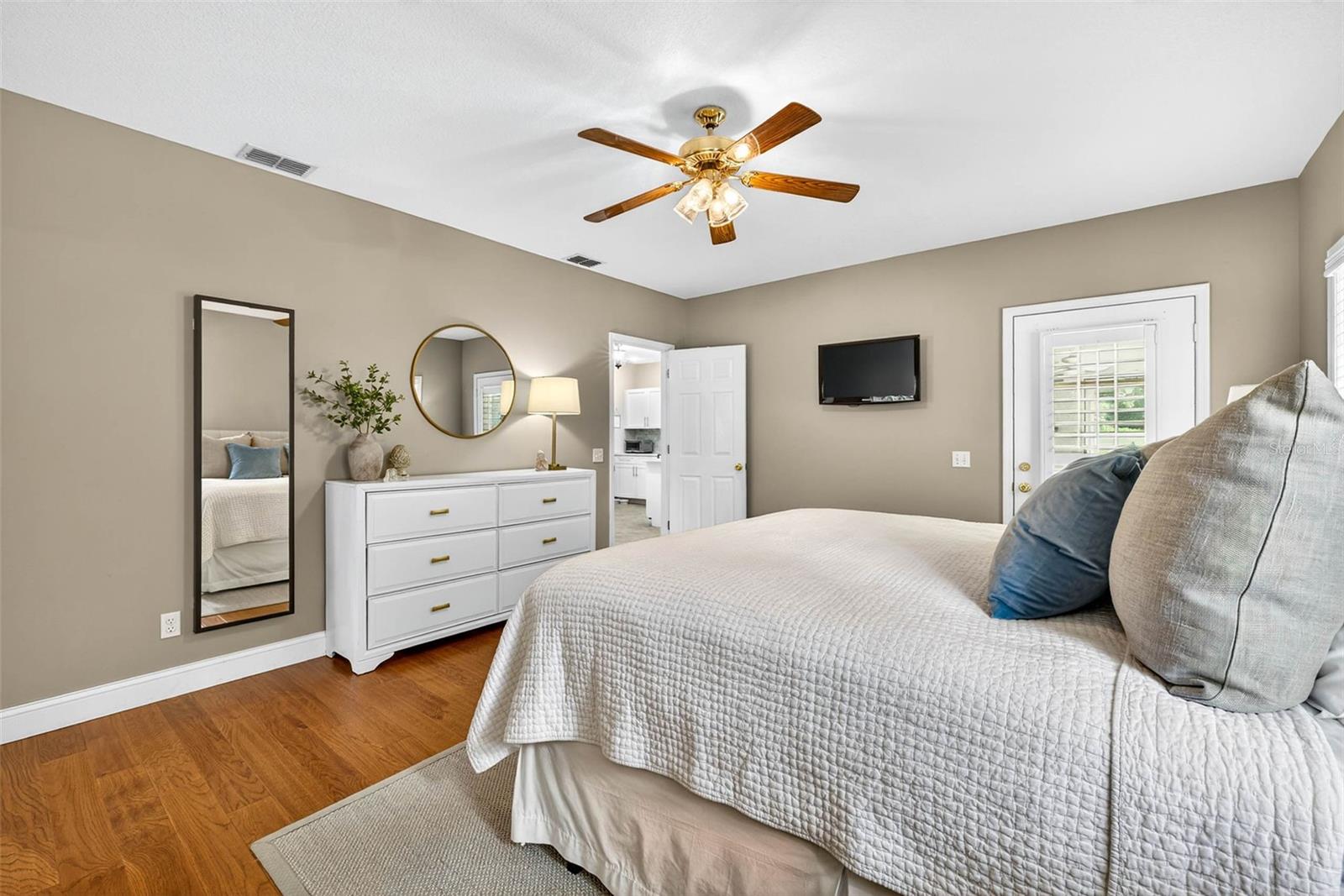 Image 33 of 70 For 11240 Grandview Dr