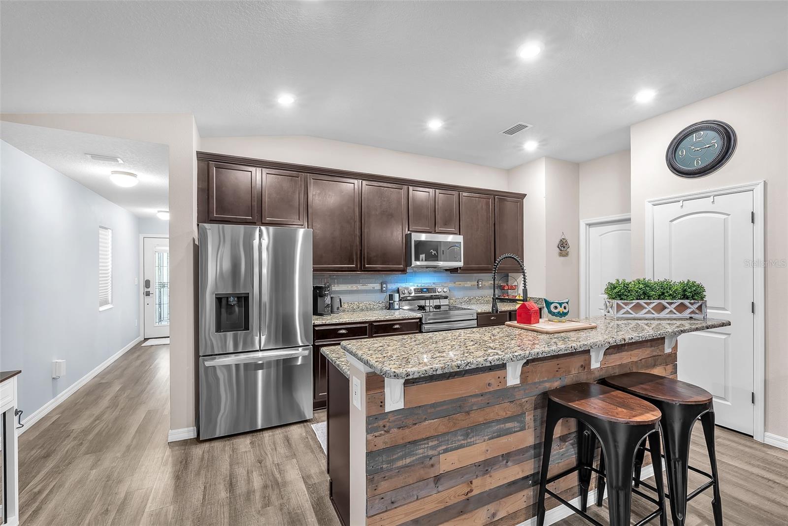 Listing photo id 2 for 7503 Northern Lights Drive