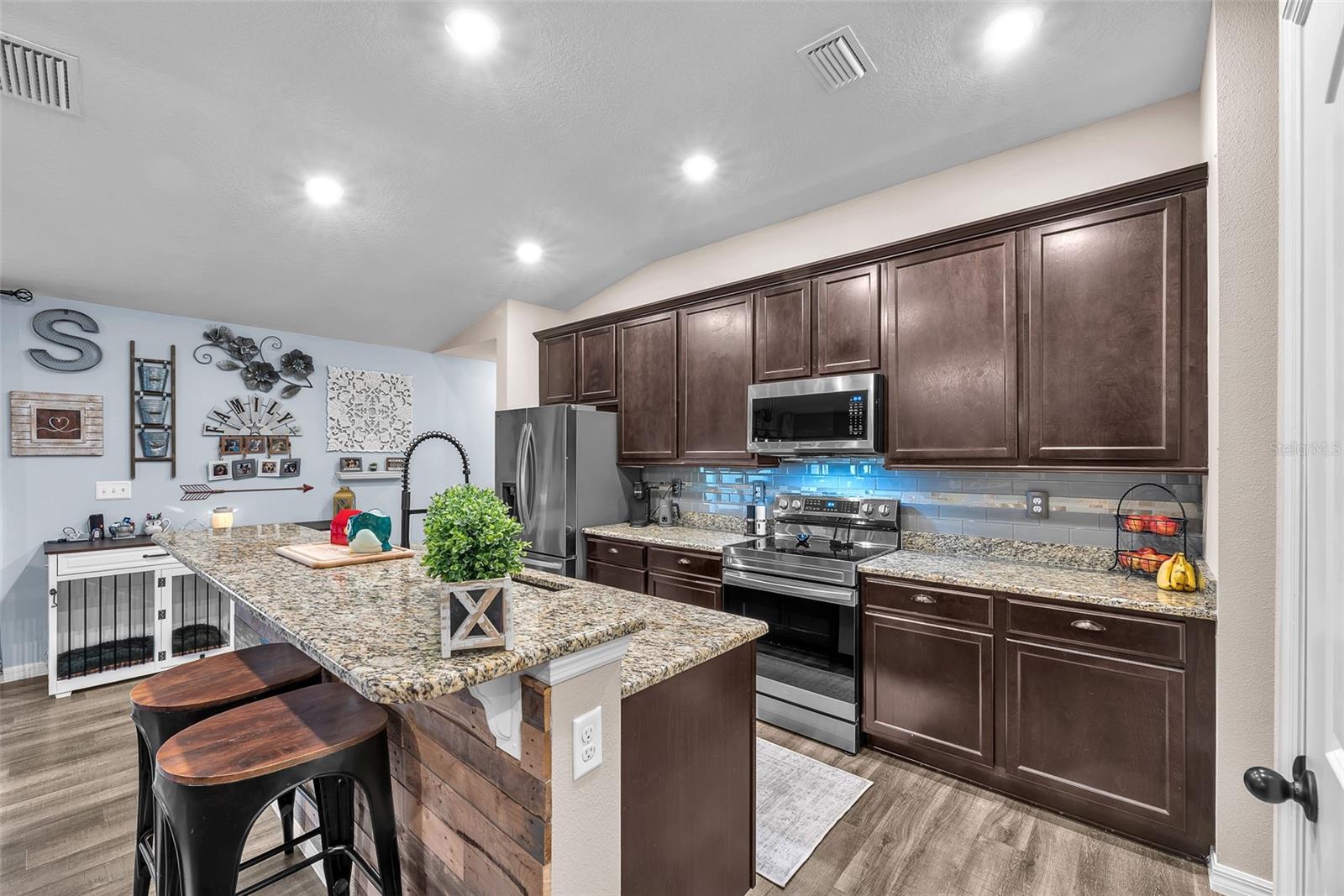 Listing photo id 4 for 7503 Northern Lights Drive
