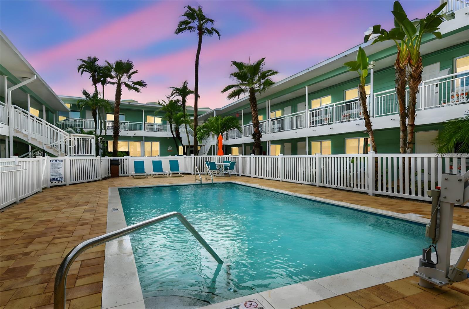 Image 13 of 35 For 11730 Gulf Boulevard 32