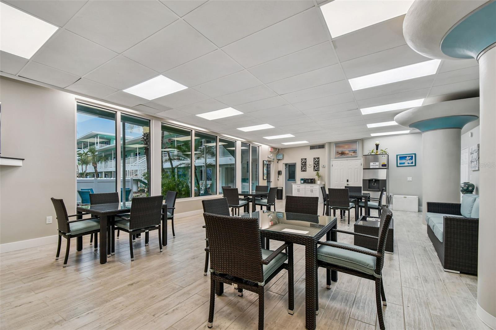 Image 15 of 35 For 11730 Gulf Boulevard 32
