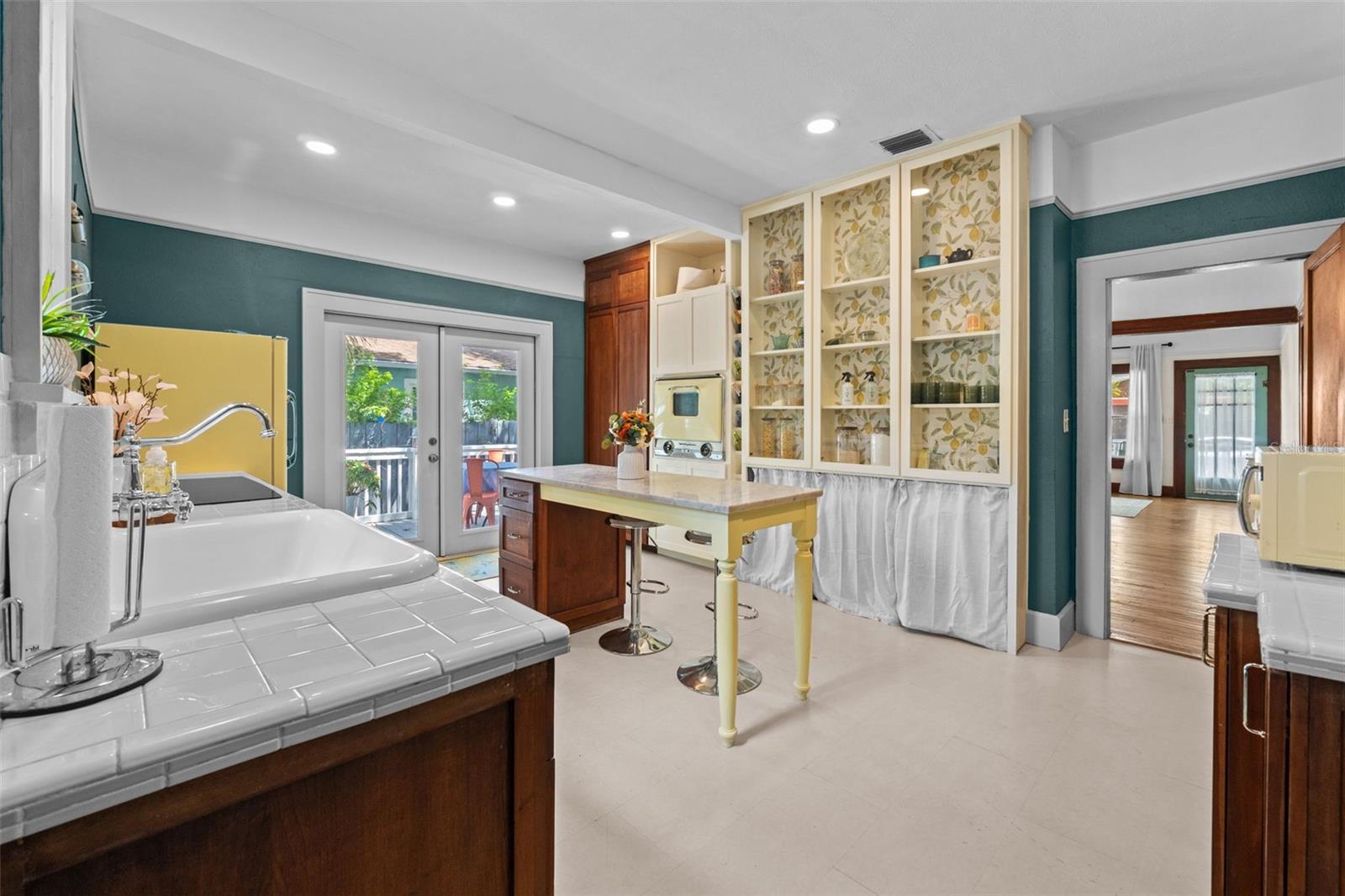 Image 17 of 61 For 847 9th Avenue S