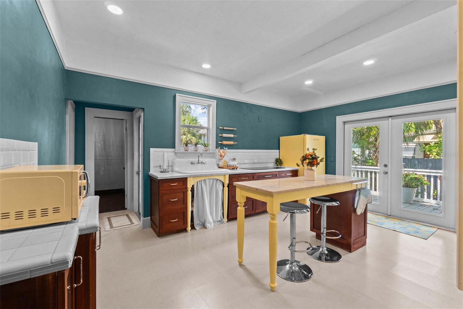 Image 21 of 61 For 847 9th Avenue S