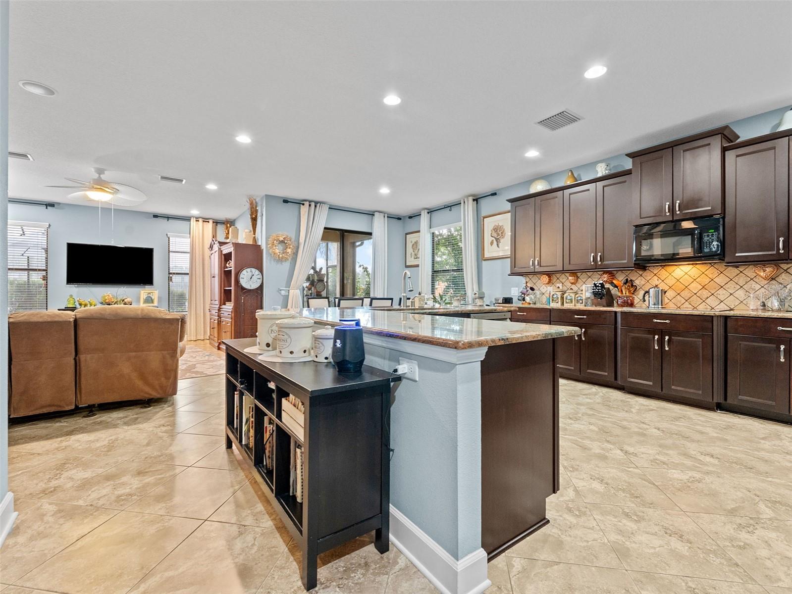 Listing photo id 16 for 1342 Ketzal Drive