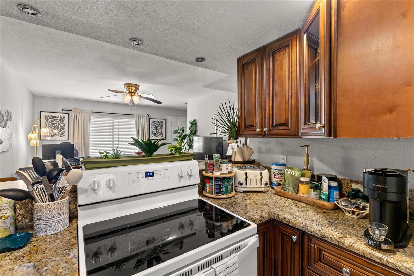 Image 13 of 29 For 3206 Azeele Street 107
